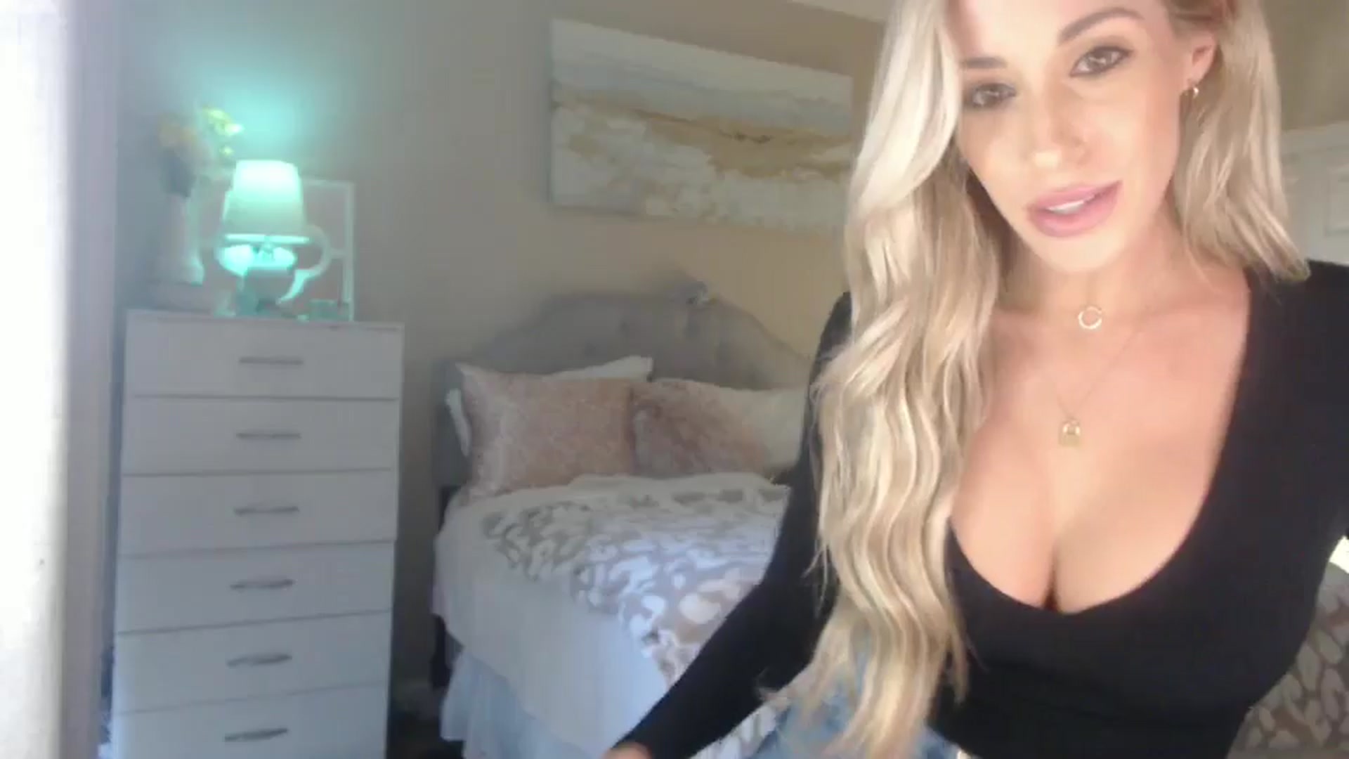 Gallery image thumbnail from Queen_bambii's myfreecams stream on, 10/08/2024, 23:02 image 15 of 20