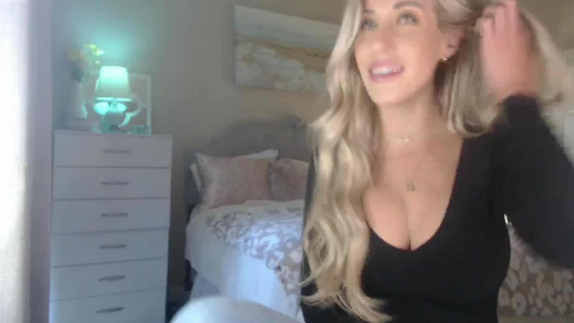 Gallery image thumbnail from Queen_bambii's myfreecams stream on, 10/08/2024, 23:02 image 16 of 20