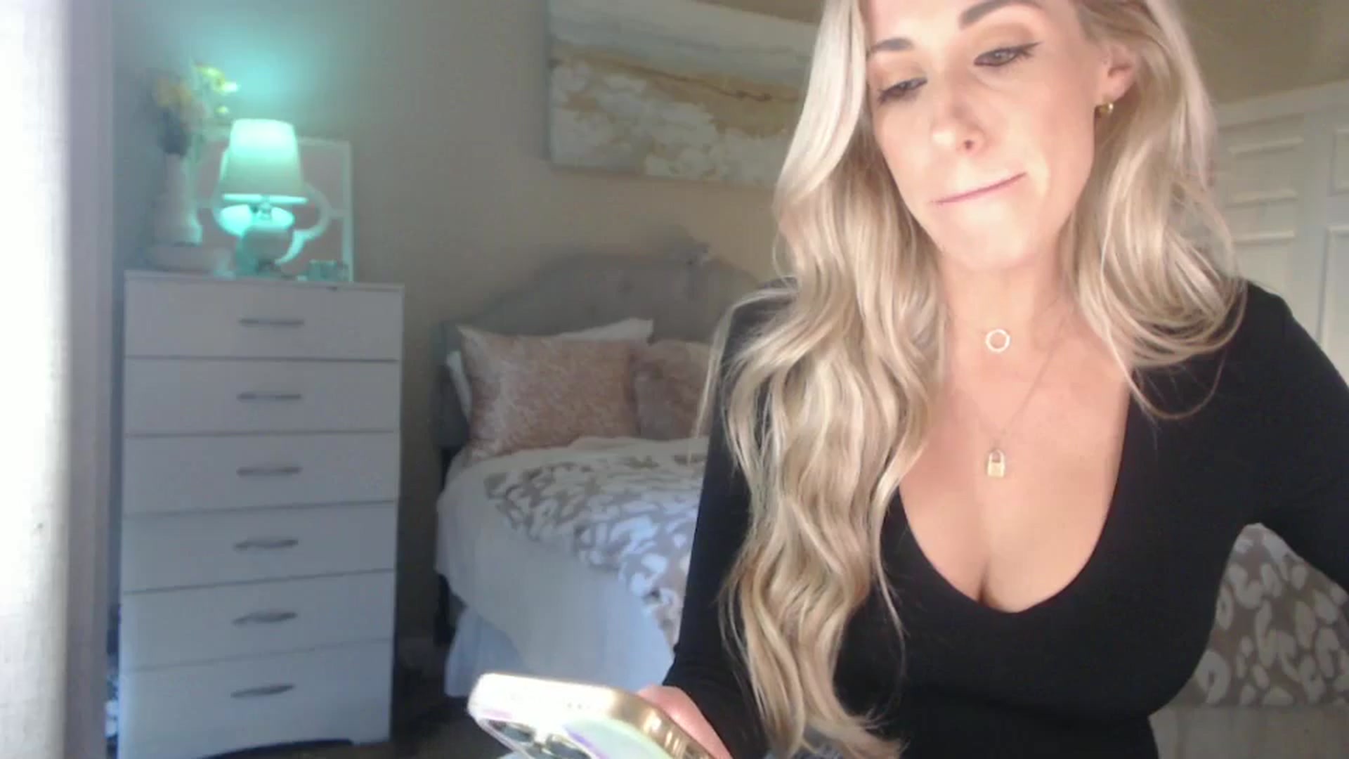 Gallery image thumbnail from Queen_bambii's myfreecams stream on, 10/08/2024, 23:02 image 12 of 20