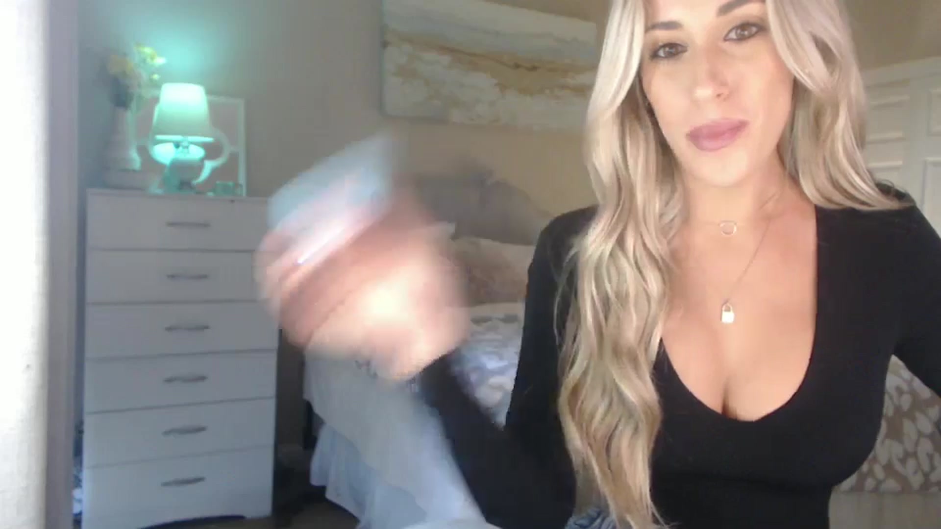 Gallery image thumbnail from Queen_bambii's myfreecams stream on, 10/08/2024, 23:02 image 10 of 20