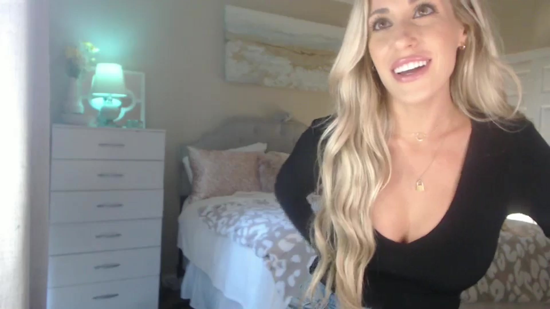 Gallery image thumbnail from Queen_bambii's myfreecams stream on, 10/08/2024, 23:02 image 19 of 20