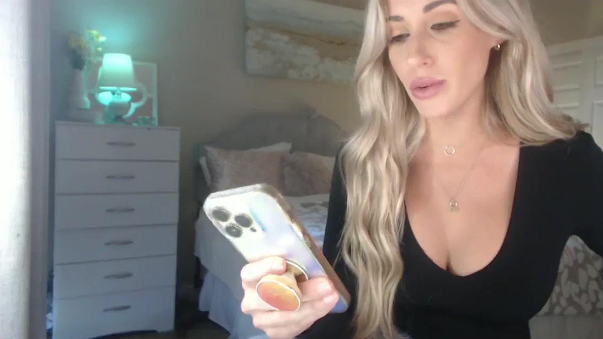 Gallery image thumbnail from Queen_bambii's myfreecams stream on, 10/08/2024, 23:02 image 13 of 20