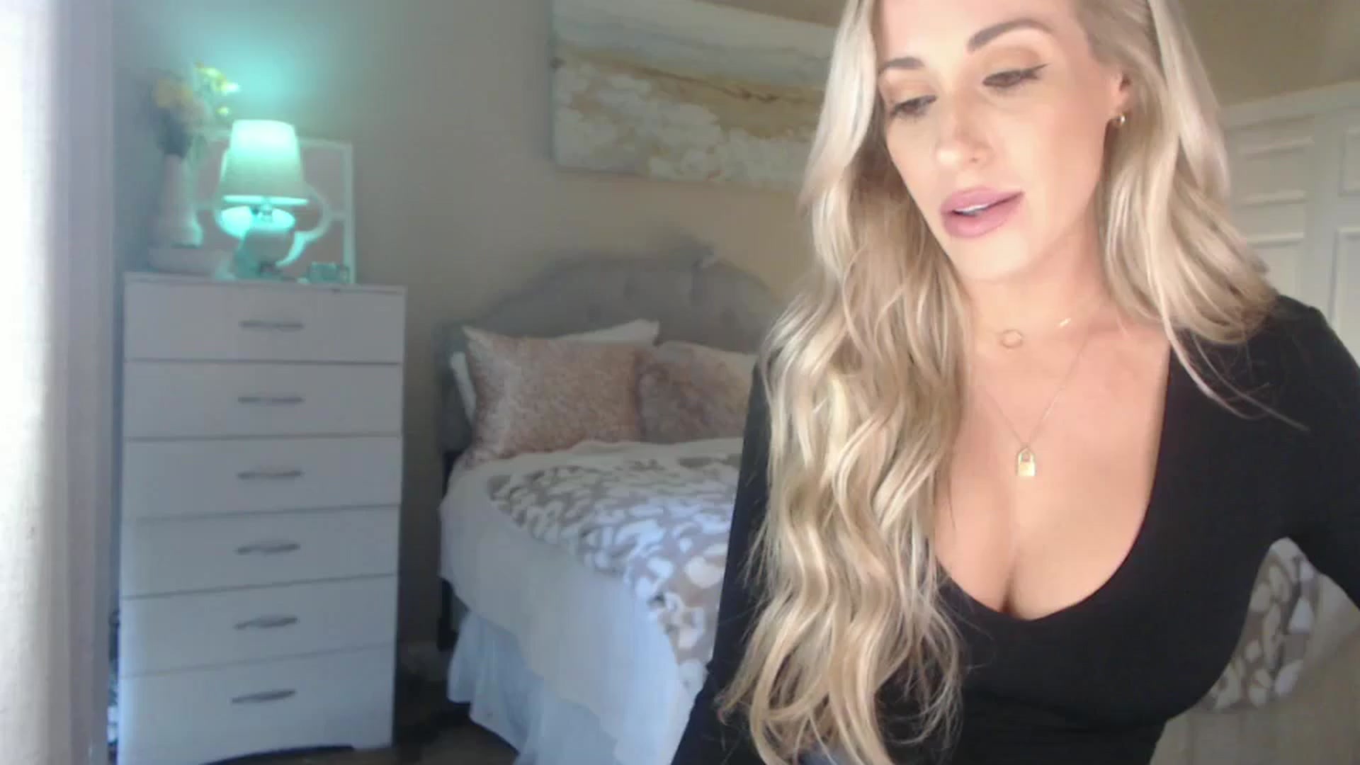 Gallery image thumbnail from Queen_bambii's myfreecams stream on, 10/08/2024, 23:02 image 4 of 20