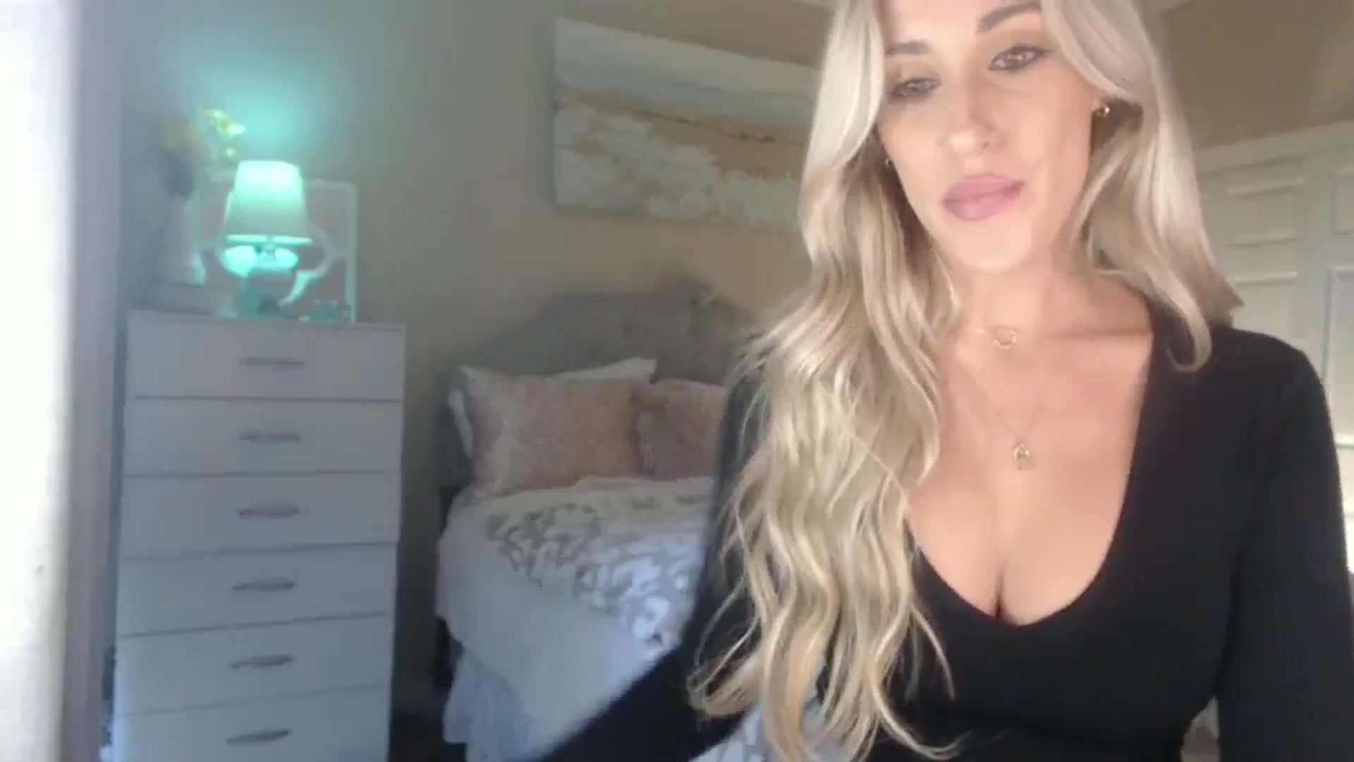 Gallery image thumbnail from Queen_bambii's myfreecams stream on, 10/08/2024, 23:02 image 14 of 20