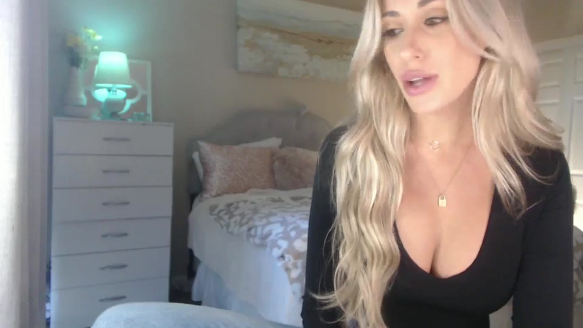 Gallery image thumbnail from Queen_bambii's myfreecams stream on, 10/08/2024, 23:02 image 6 of 20