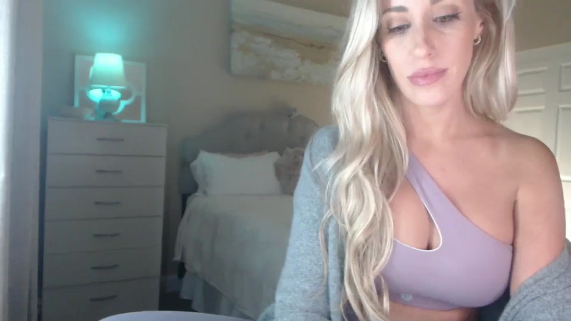 Gallery image thumbnail from Queen_bambii's myfreecams stream on, 10/15/2024, 06:52 image 10 of 20