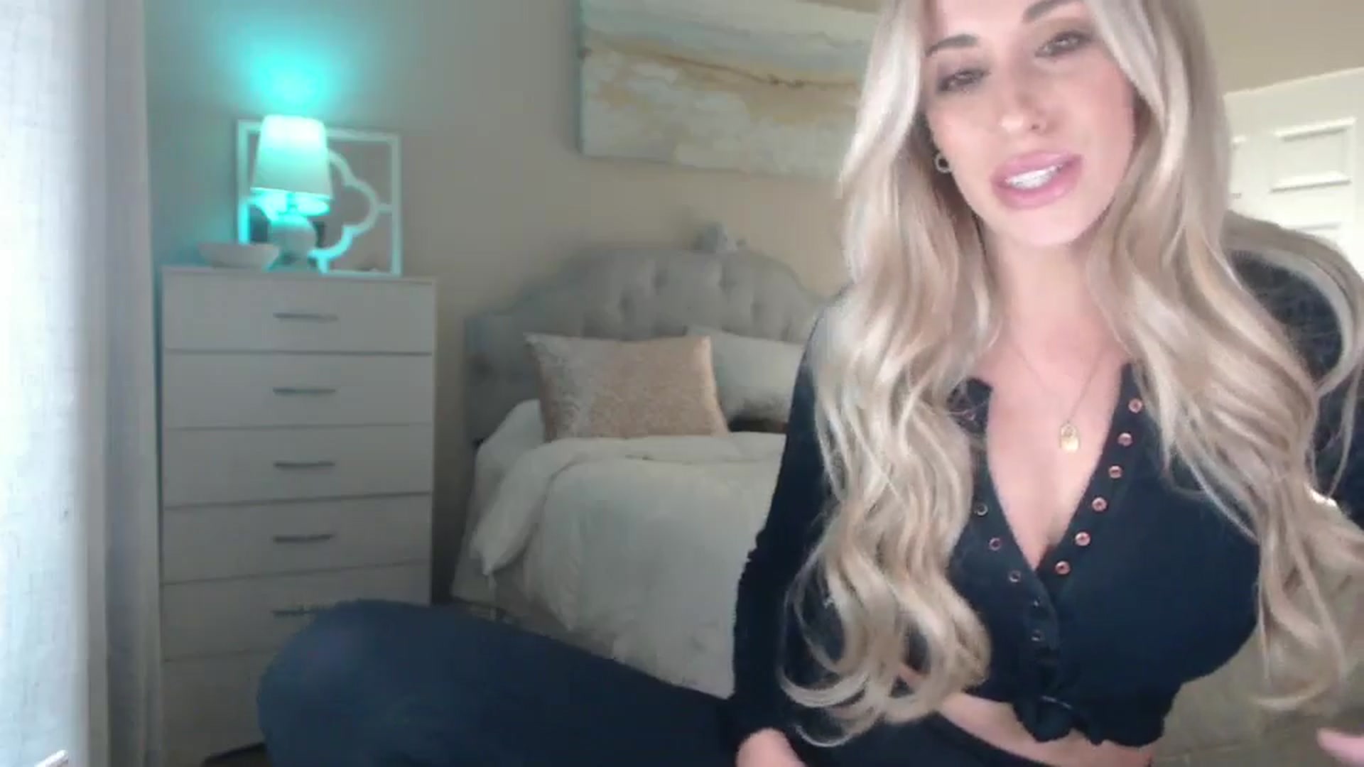 Gallery image thumbnail from Queen_bambii's myfreecams stream on, 10/23/2024, 05:08 image 11 of 20