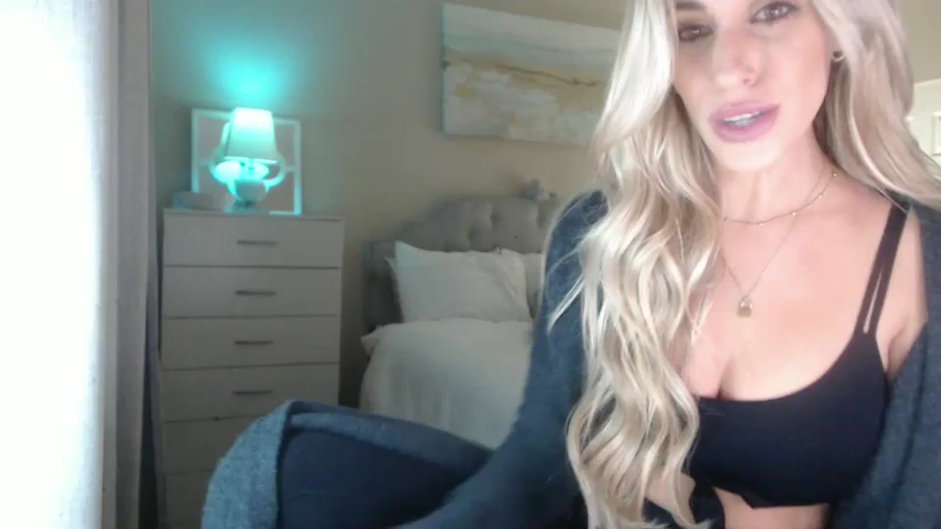 Gallery image thumbnail from Queen_bambii's myfreecams stream on, 10/30/2024, 06:41 image 16 of 20