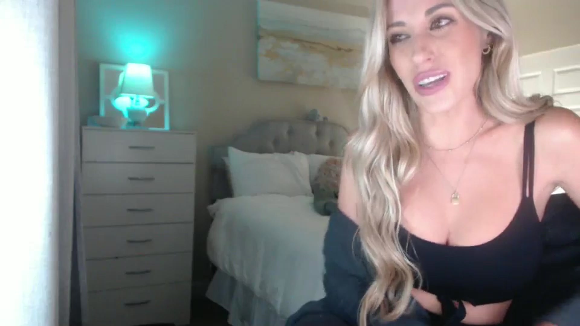 Gallery image thumbnail from Queen_bambii's myfreecams stream on, 10/30/2024, 06:41 image 9 of 20