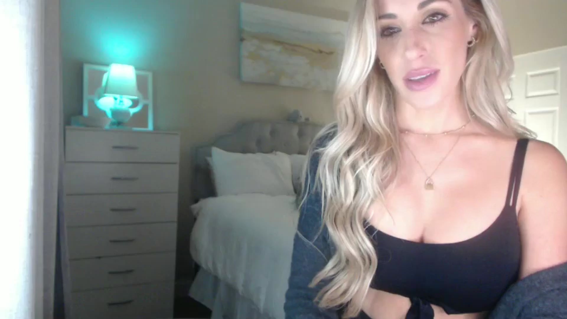 Gallery image thumbnail from Queen_bambii's myfreecams stream on, 10/30/2024, 06:41 image 6 of 20