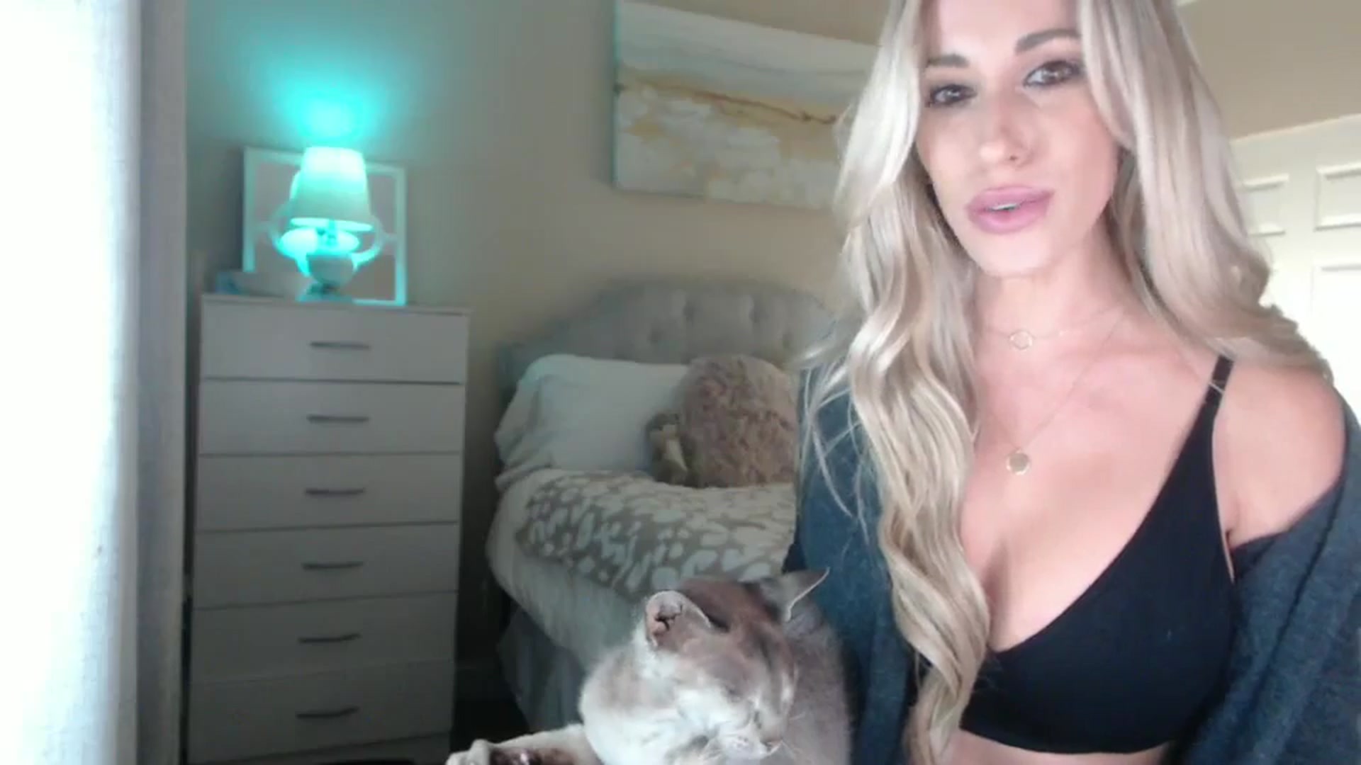Gallery image thumbnail from Queen_bambii's myfreecams stream on, 11/08/2024, 07:34 image 17 of 20