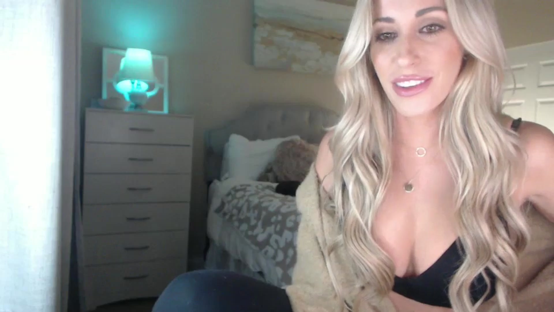 Gallery image thumbnail from Queen_bambii's myfreecams stream on, 11/12/2024, 07:40 image 16 of 20