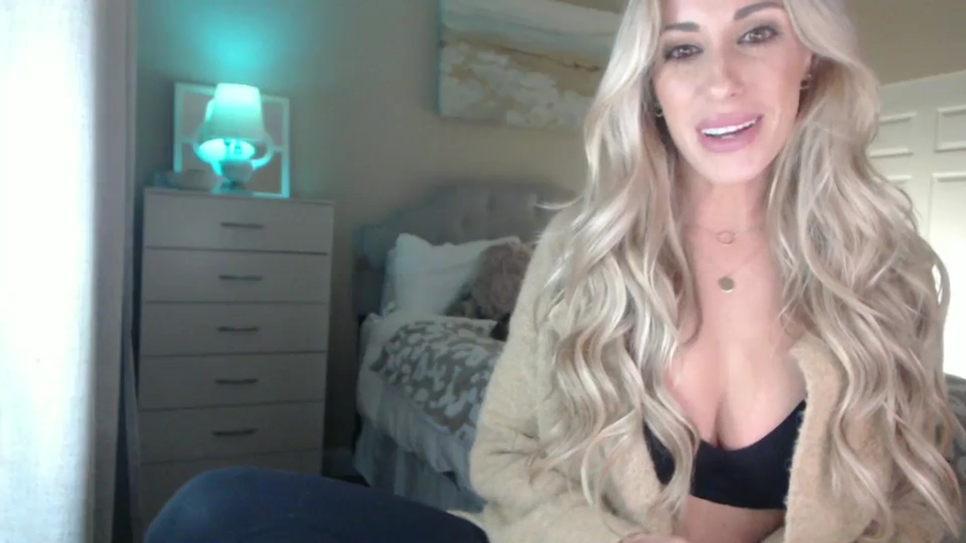 Gallery image thumbnail from Queen_bambii's myfreecams stream on, 11/12/2024, 07:40 image 12 of 20