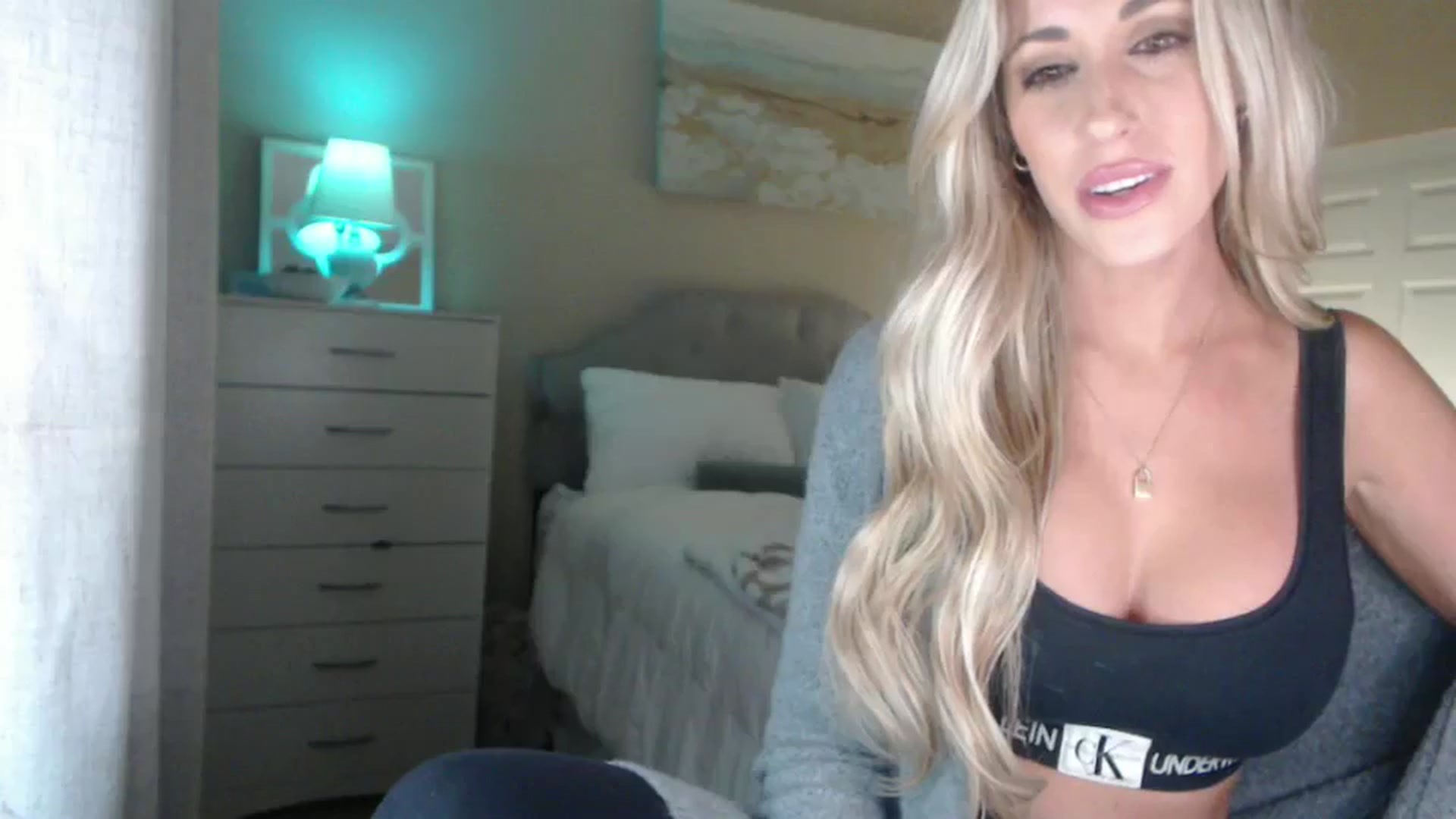 Gallery image thumbnail from Queen_bambii's myfreecams stream on, 11/16/2024, 09:13 image 15 of 20