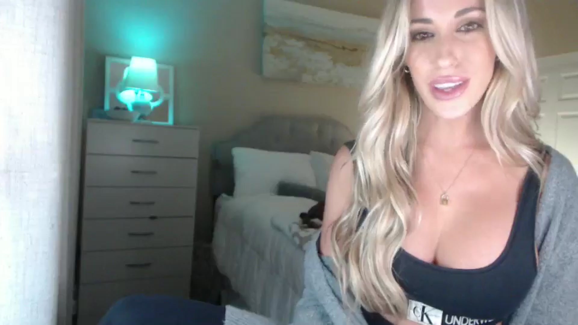 Gallery image thumbnail from Queen_bambii's myfreecams stream on, 11/16/2024, 09:13 image 11 of 20