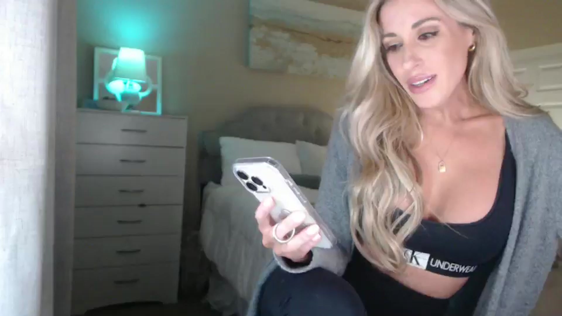 Gallery image thumbnail from Queen_bambii's myfreecams stream on, 11/16/2024, 09:13 image 18 of 20