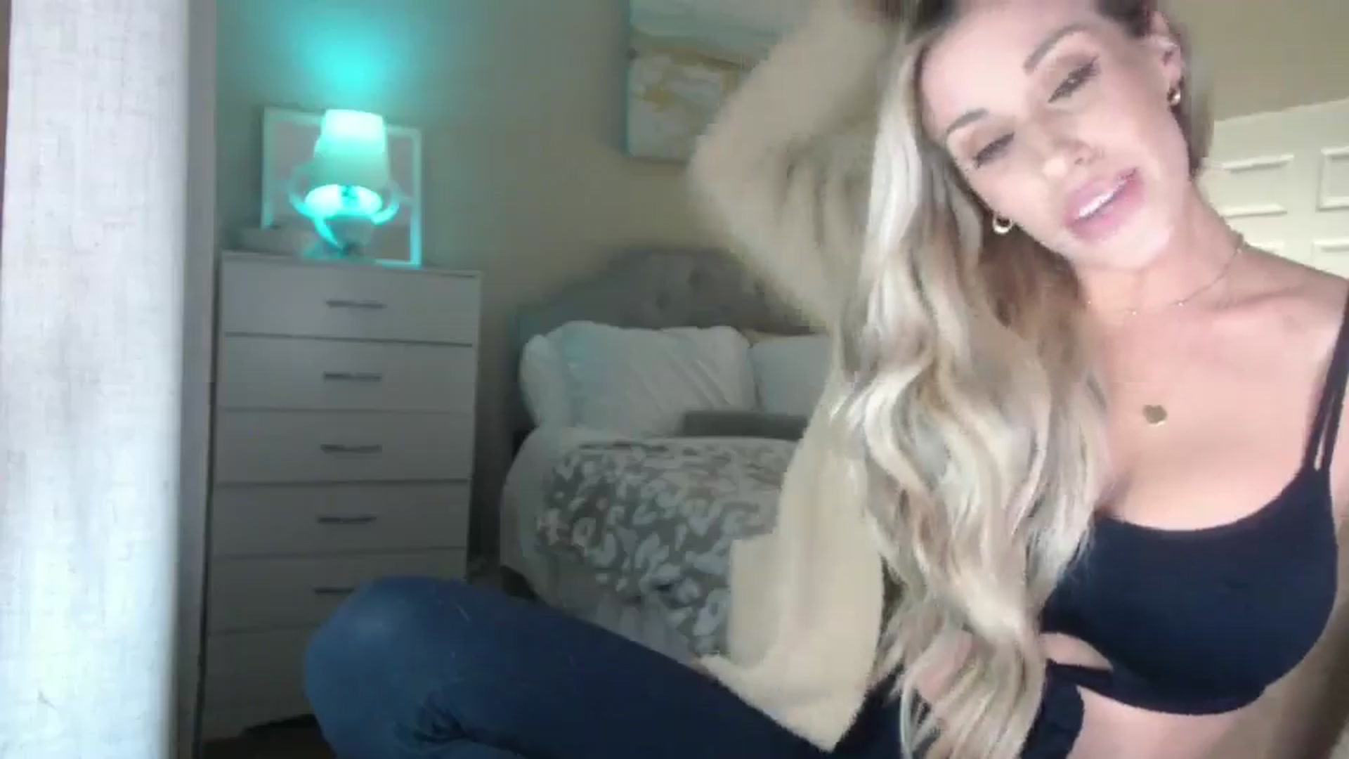 Gallery image thumbnail from Queen_bambii's myfreecams stream on, 11/22/2024, 05:28 image 11 of 20