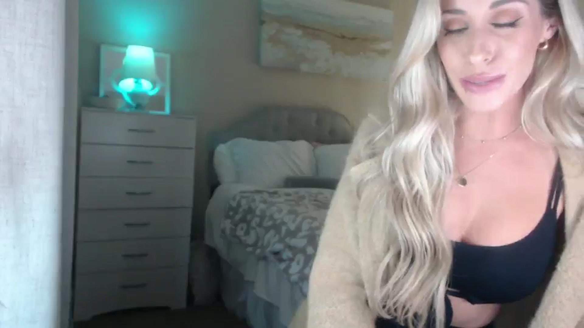 Gallery image thumbnail from Queen_bambii's myfreecams stream on, 11/22/2024, 05:28 image 9 of 20