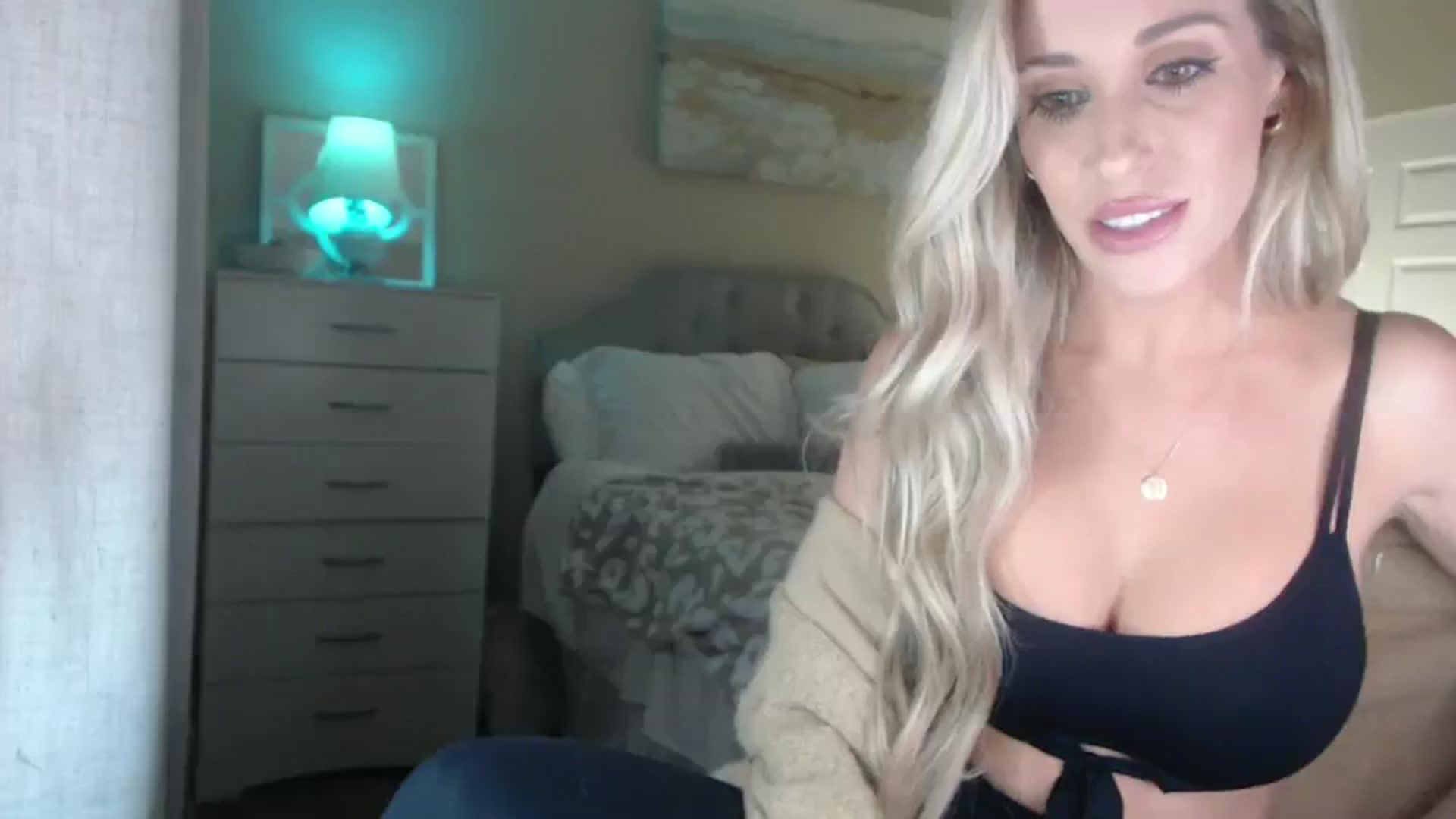 Gallery image thumbnail from Queen_bambii's myfreecams stream on, 11/22/2024, 05:28 image 15 of 20