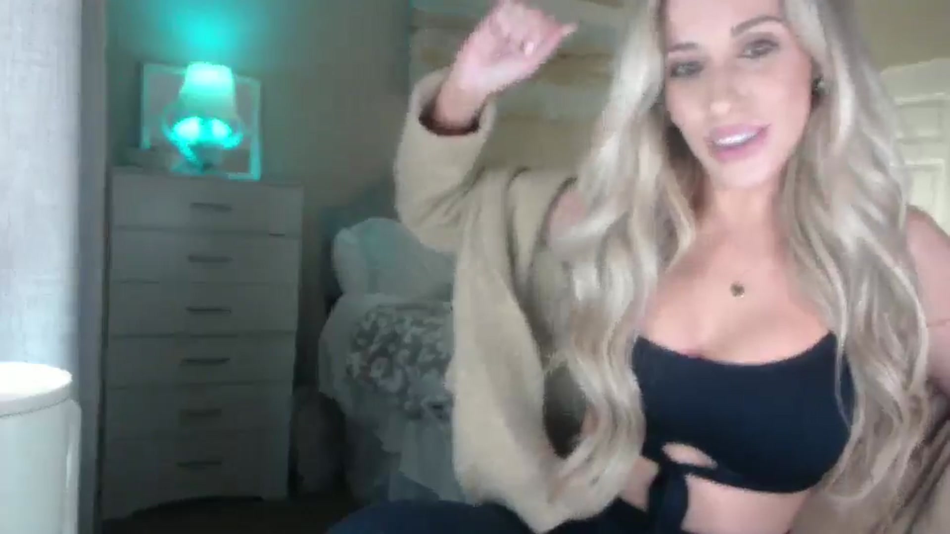 Gallery image thumbnail from Queen_bambii's myfreecams stream on, 11/22/2024, 07:16 image 3 of 20