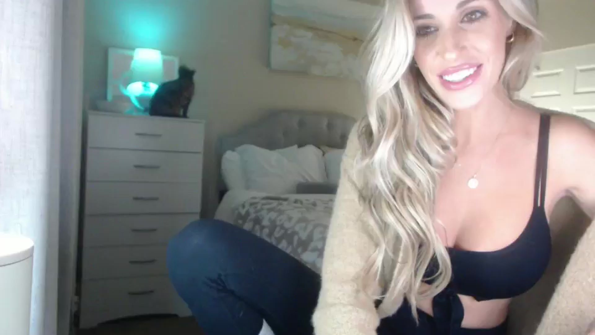 Gallery image thumbnail from Queen_bambii's myfreecams stream on, 11/22/2024, 07:16 image 20 of 20