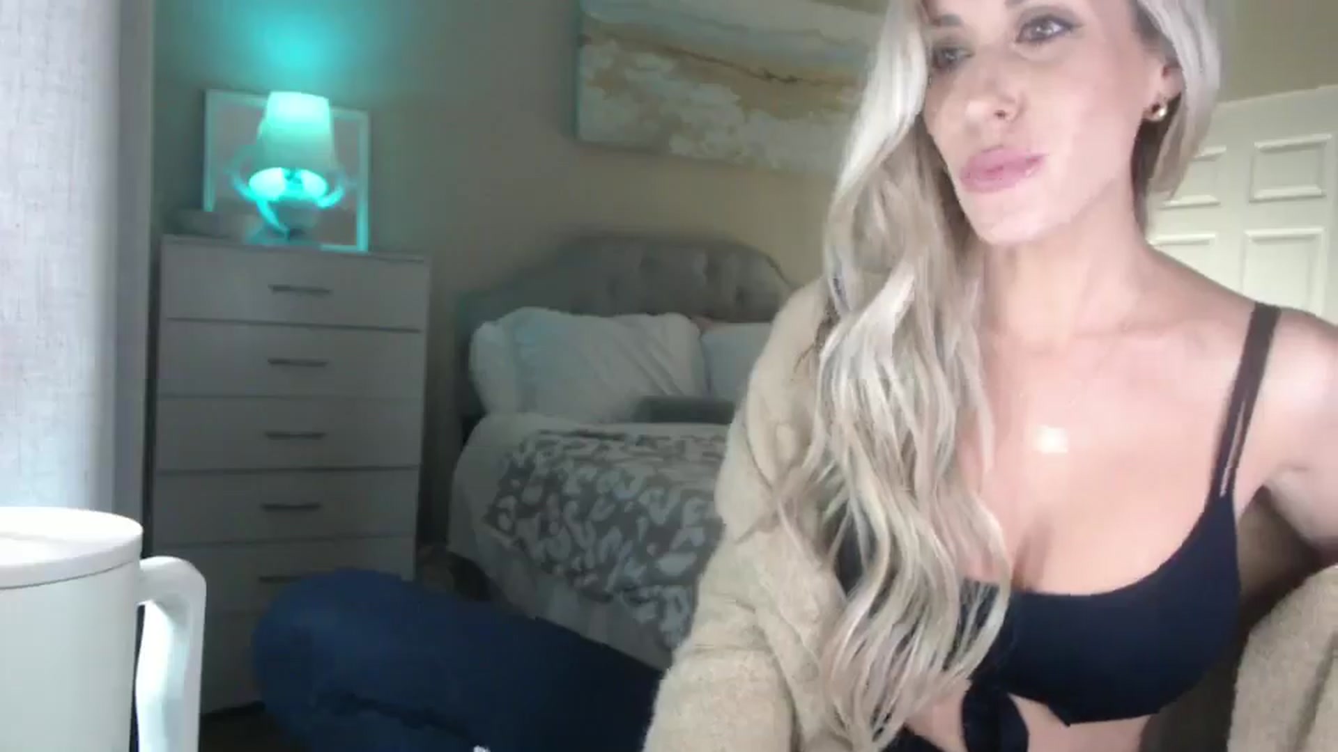 Gallery image thumbnail from Queen_bambii's myfreecams stream on, 11/22/2024, 07:16 image 15 of 20