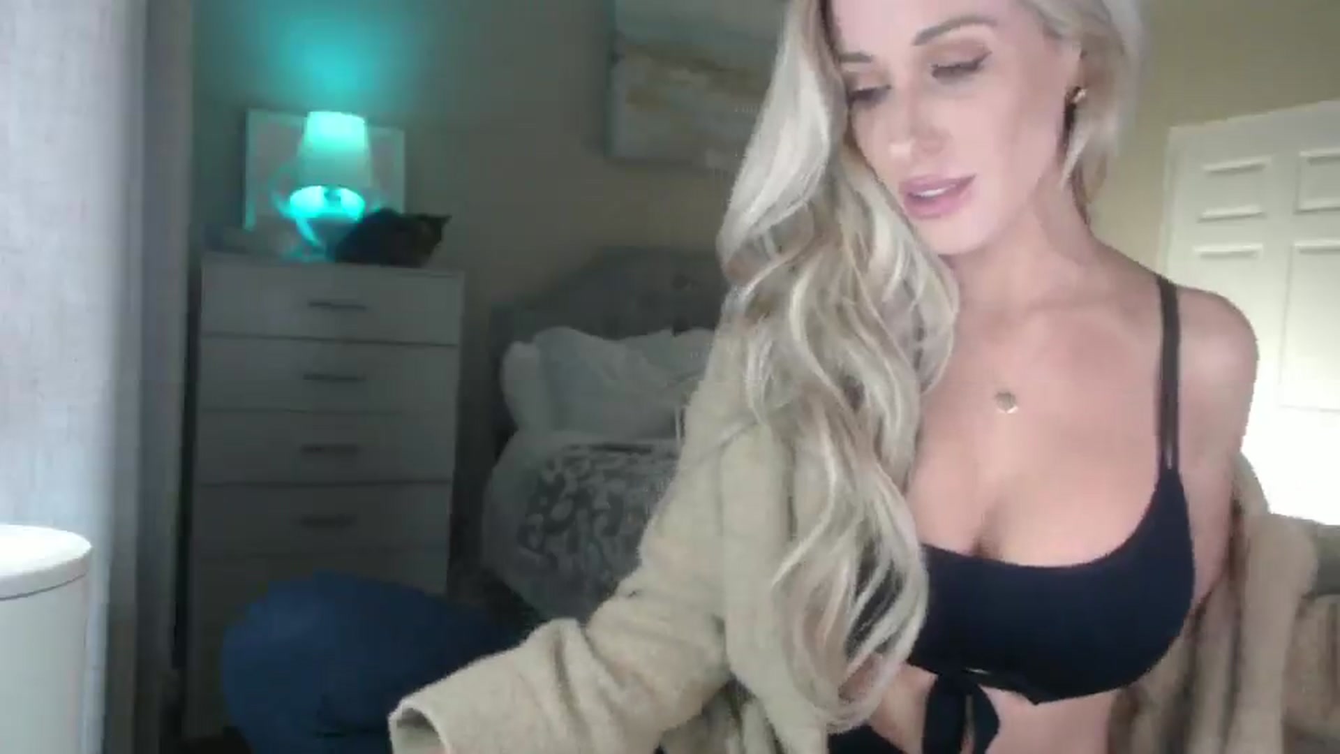 Gallery image thumbnail from Queen_bambii's myfreecams stream on, 11/22/2024, 07:16 image 18 of 20