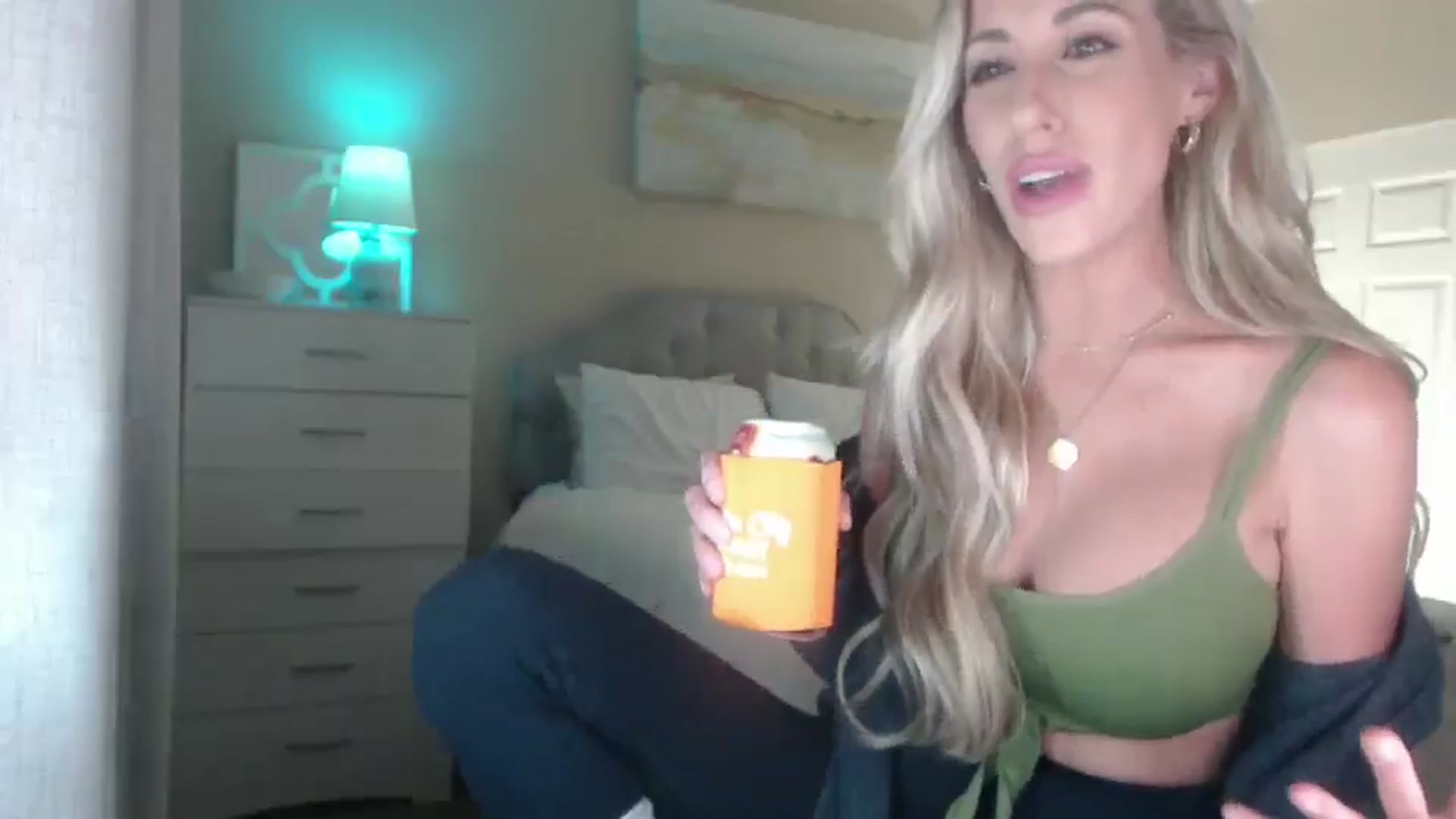 Gallery image thumbnail from Queen_bambii's myfreecams stream on, 11/27/2024, 06:09 image 13 of 20