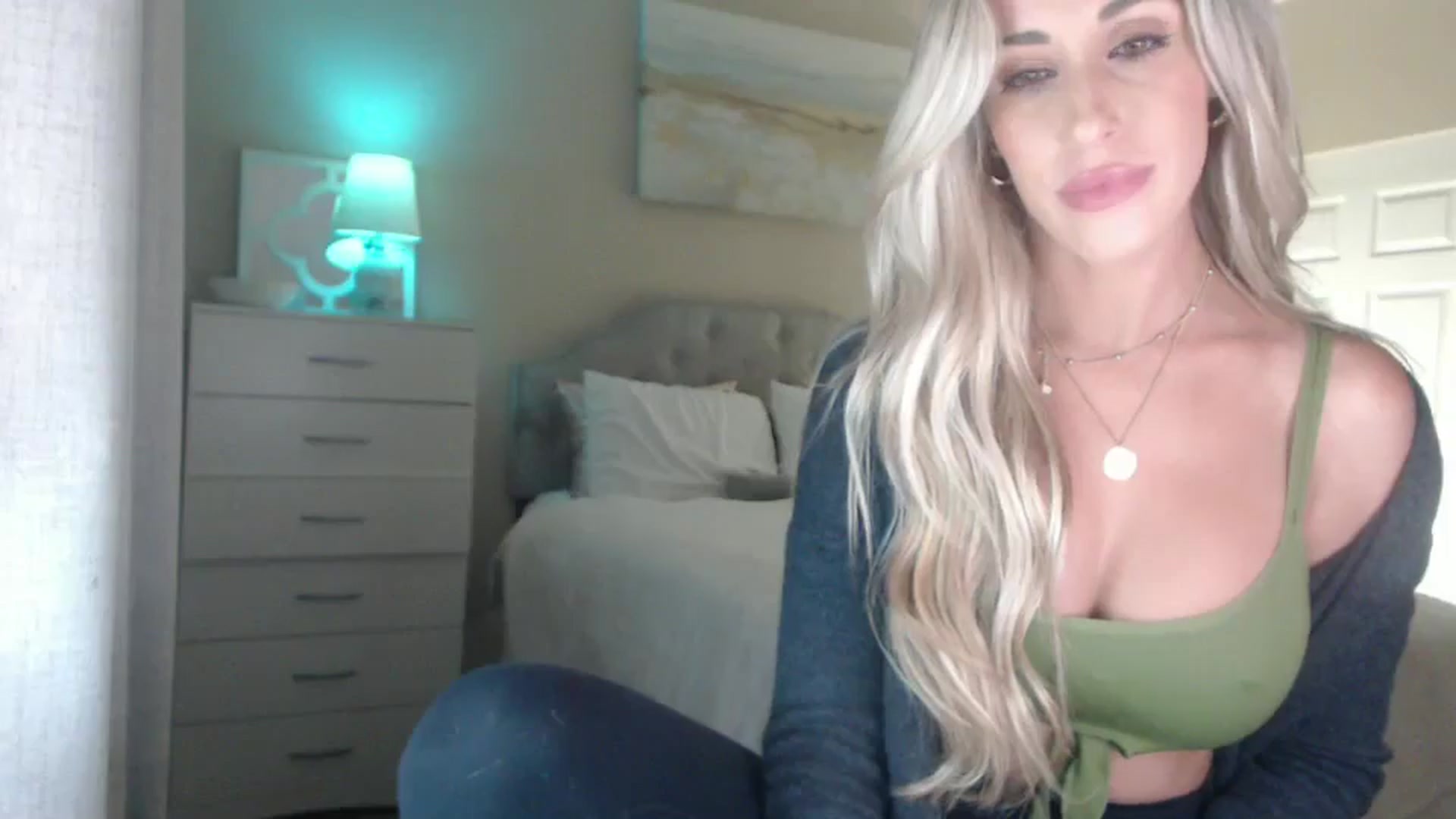 Gallery image thumbnail from Queen_bambii's myfreecams stream on, 11/27/2024, 06:09 image 9 of 20