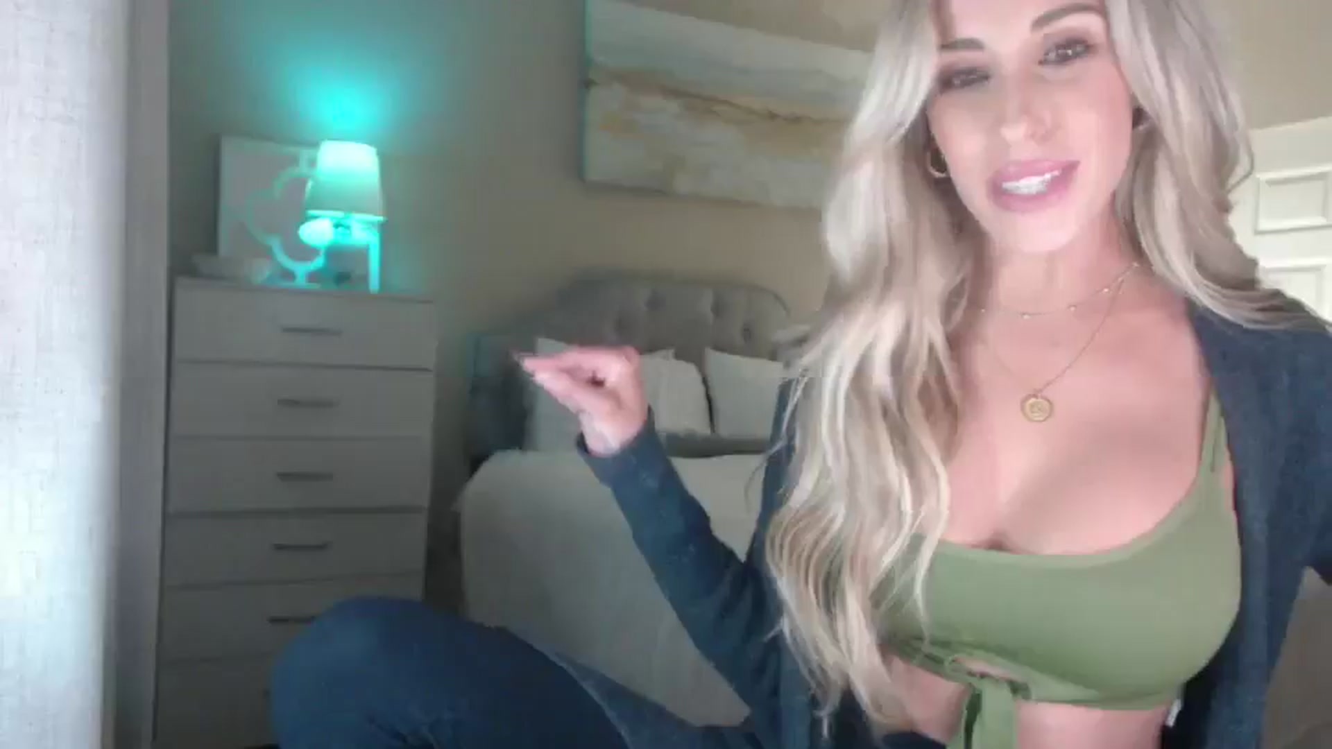 Gallery image thumbnail from Queen_bambii's myfreecams stream on, 11/27/2024, 06:09 image 4 of 20