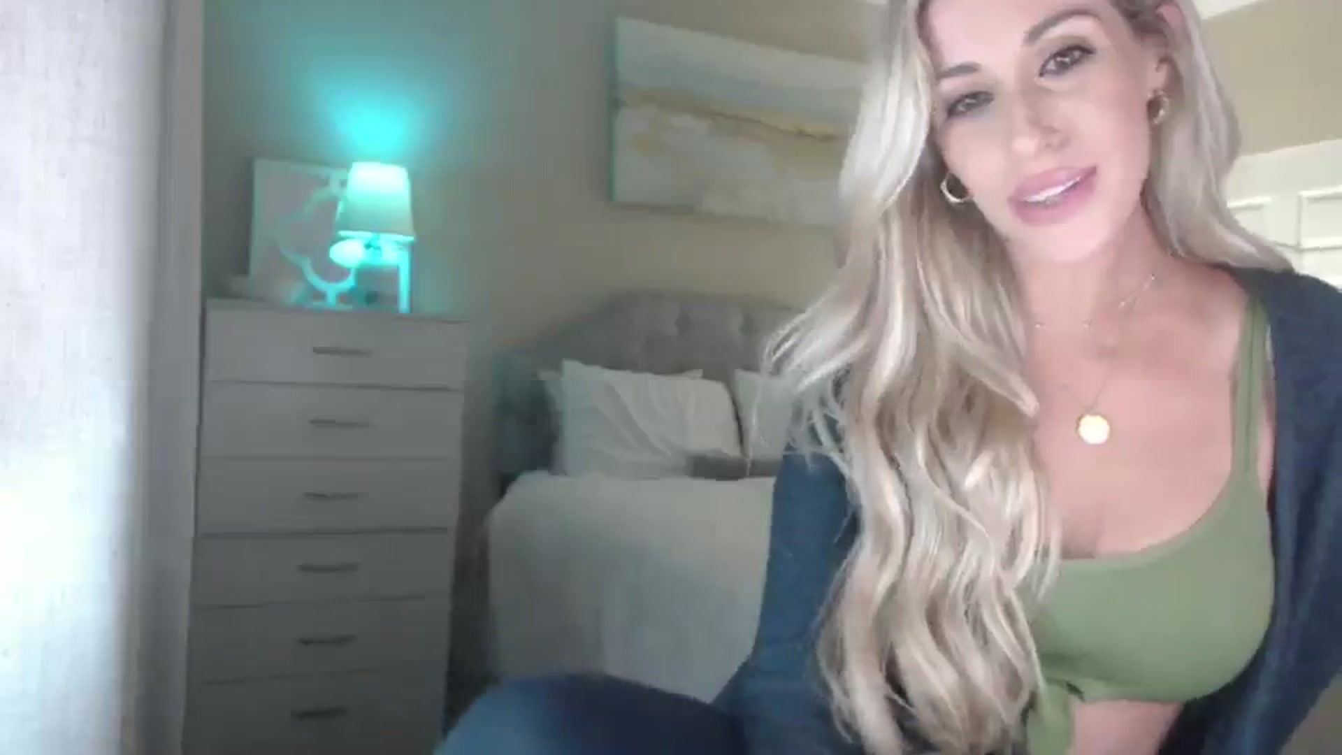 Gallery image thumbnail from Queen_bambii's myfreecams stream on, 11/27/2024, 06:09 image 16 of 20