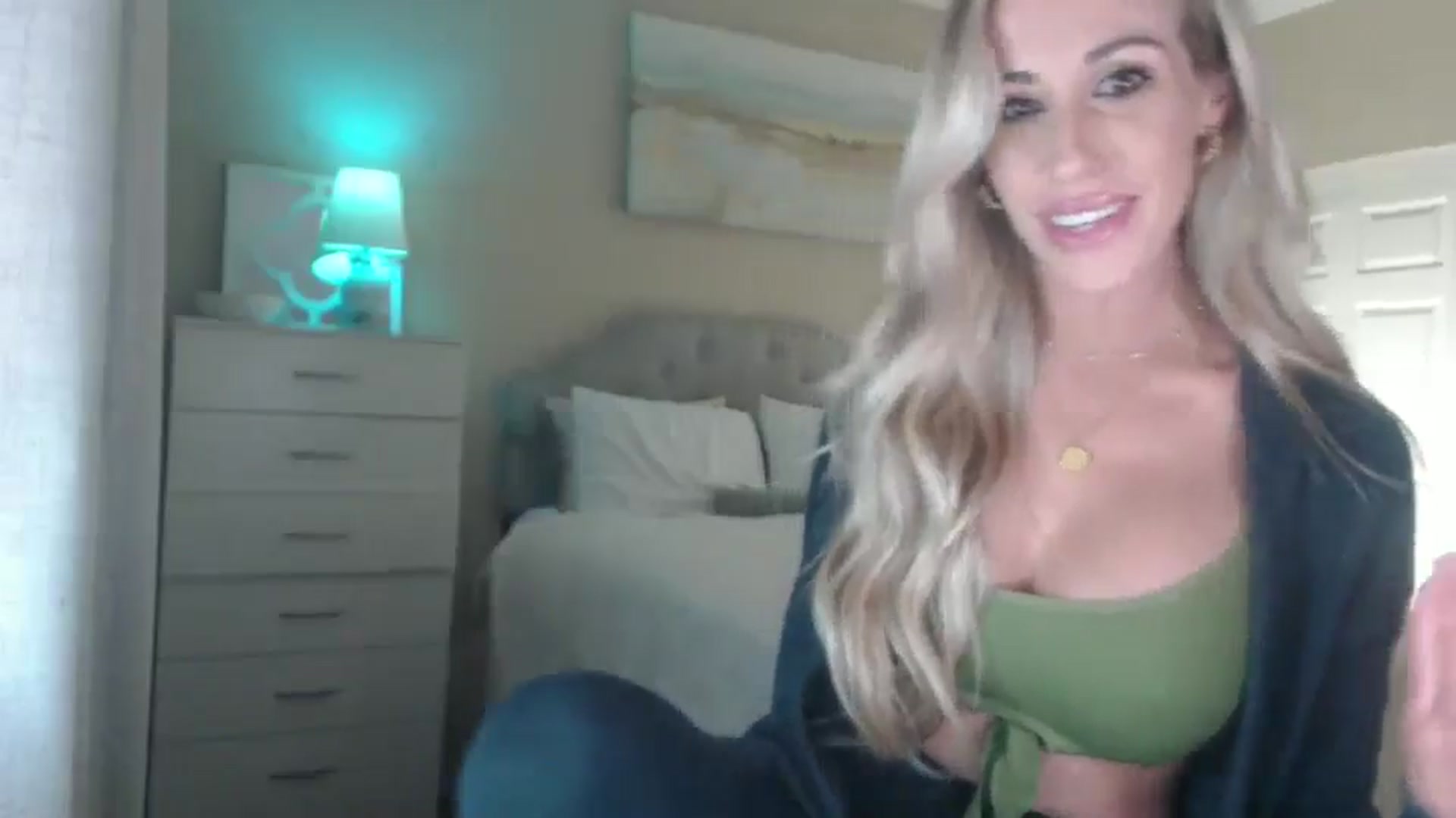 Gallery image thumbnail from Queen_bambii's myfreecams stream on, 11/27/2024, 06:09 image 18 of 20