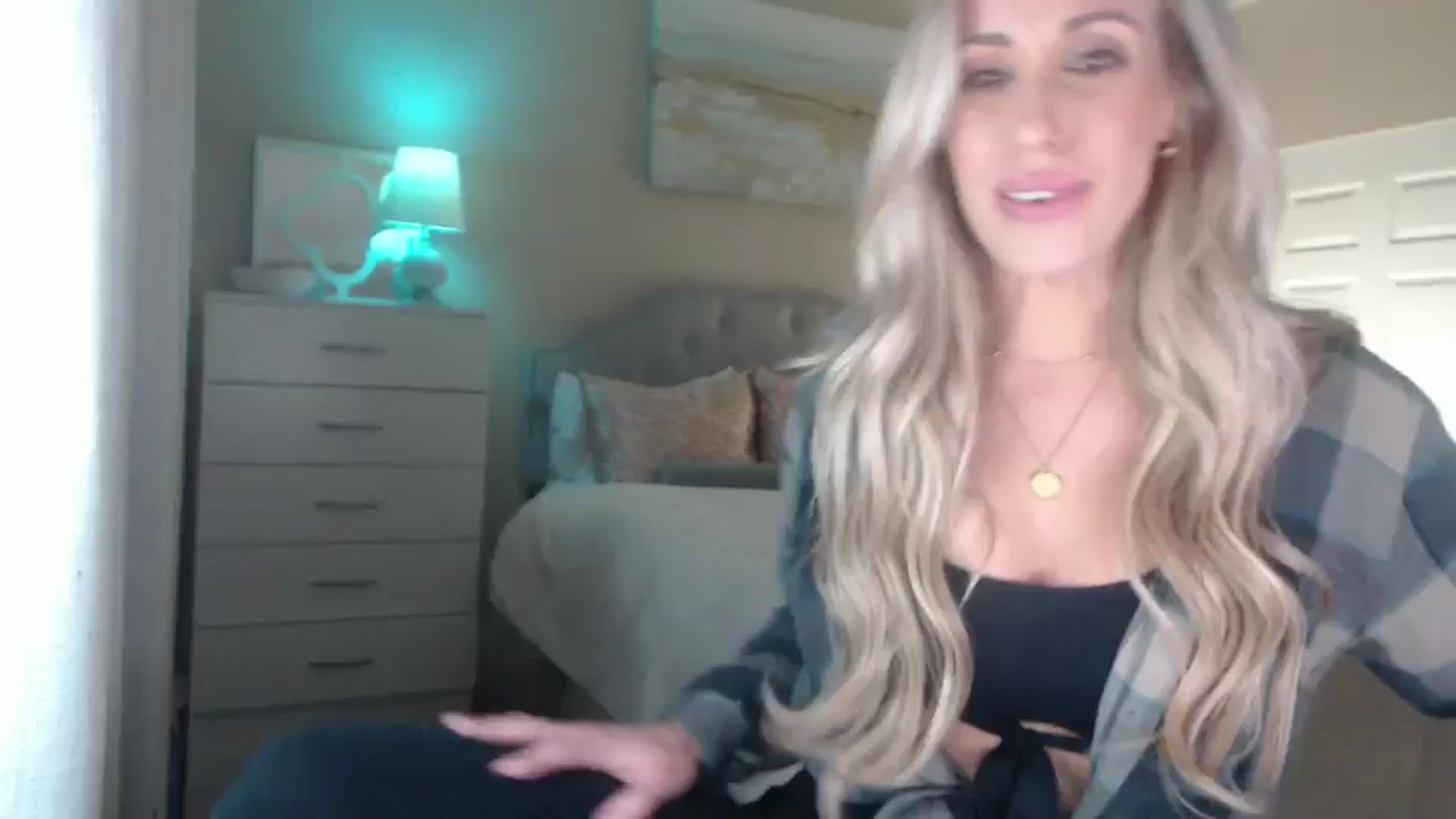 Gallery image thumbnail from Queen_bambii's myfreecams stream on, 11/30/2024, 07:04 image 16 of 20