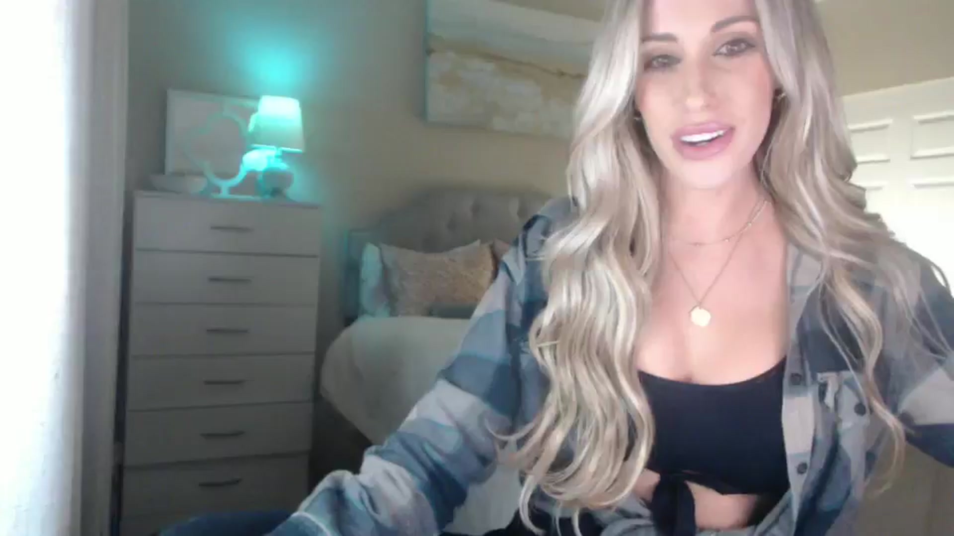 Gallery image thumbnail from Queen_bambii's myfreecams stream on, 11/30/2024, 07:04 image 17 of 20