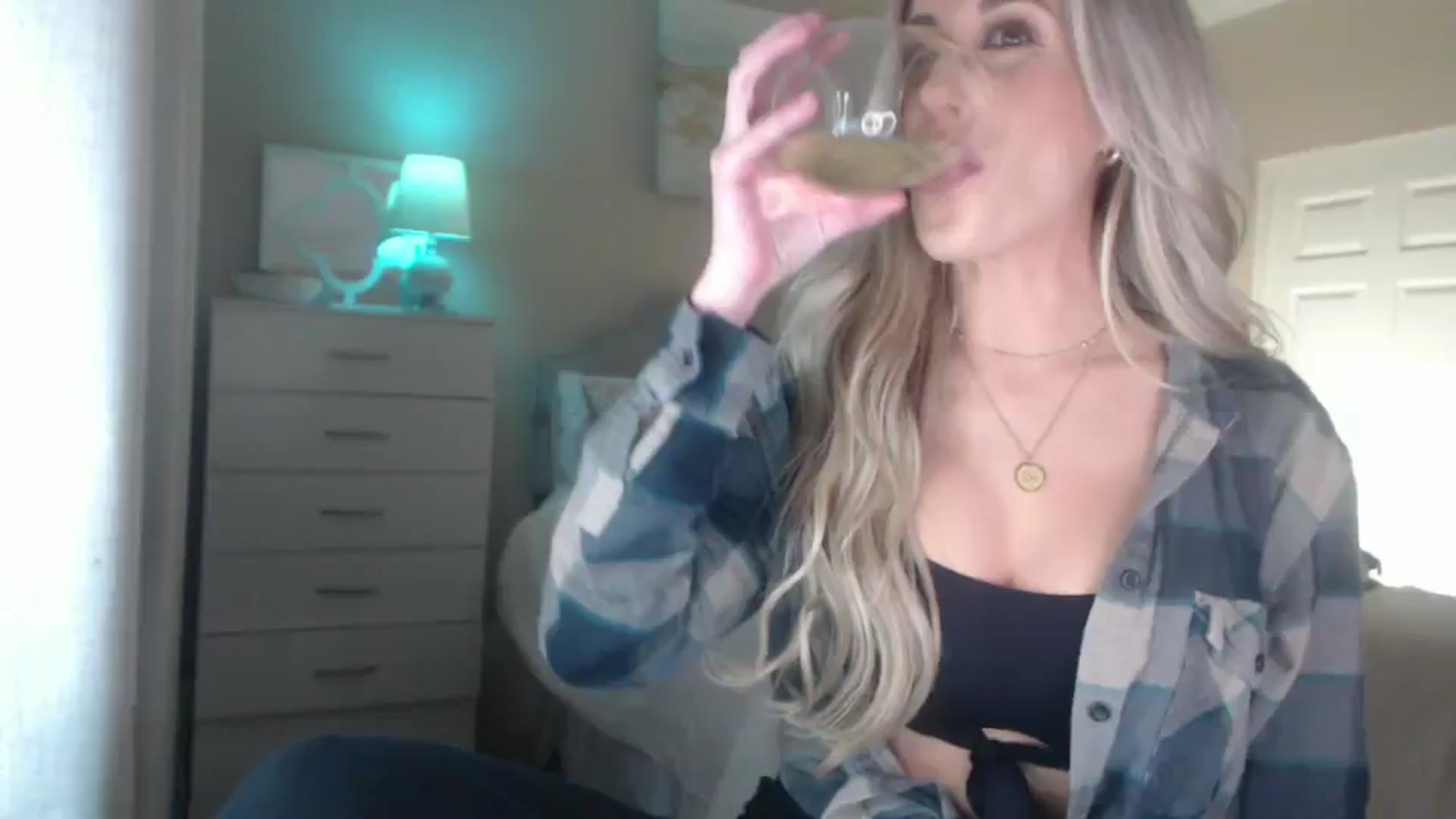 Gallery image thumbnail from Queen_bambii's myfreecams stream on, 11/30/2024, 07:04 image 1 of 20