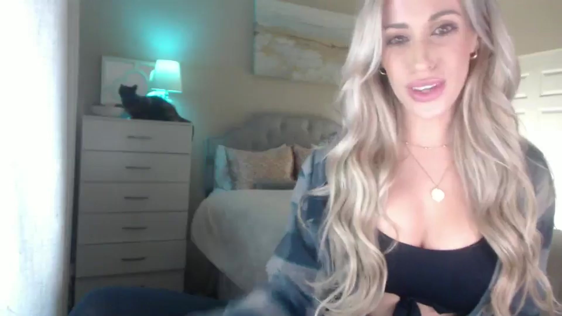 Gallery image thumbnail from Queen_bambii's myfreecams stream on, 11/30/2024, 07:04 image 10 of 20