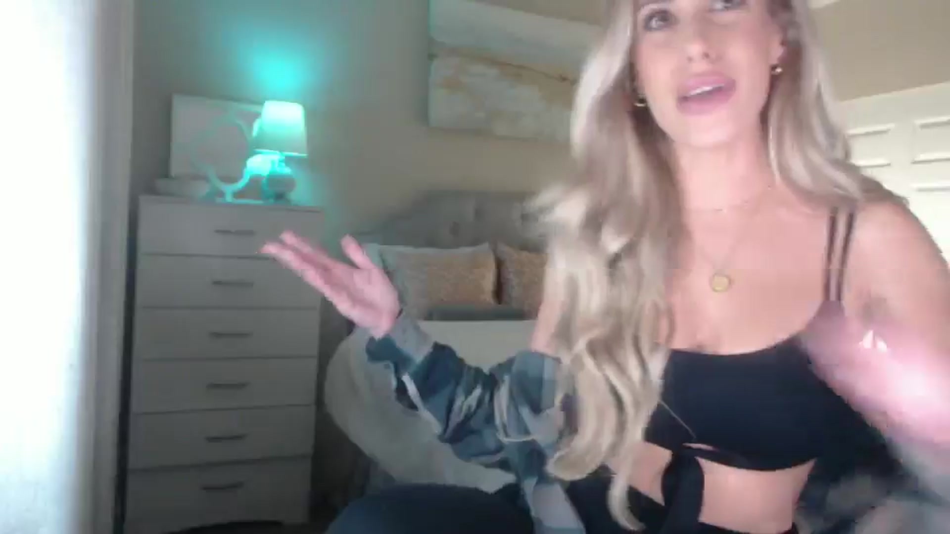 Gallery image thumbnail from Queen_bambii's myfreecams stream on, 11/30/2024, 07:04 image 8 of 20
