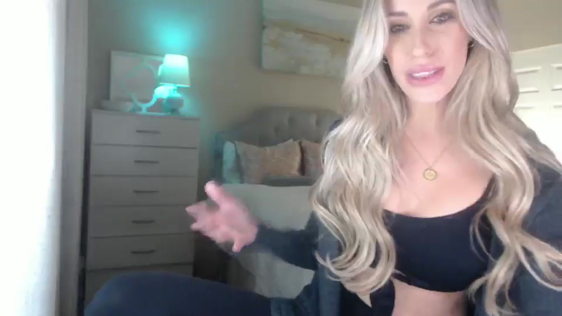 Gallery image thumbnail from Queen_bambii's myfreecams stream on, 11/30/2024, 08:50 image 17 of 20