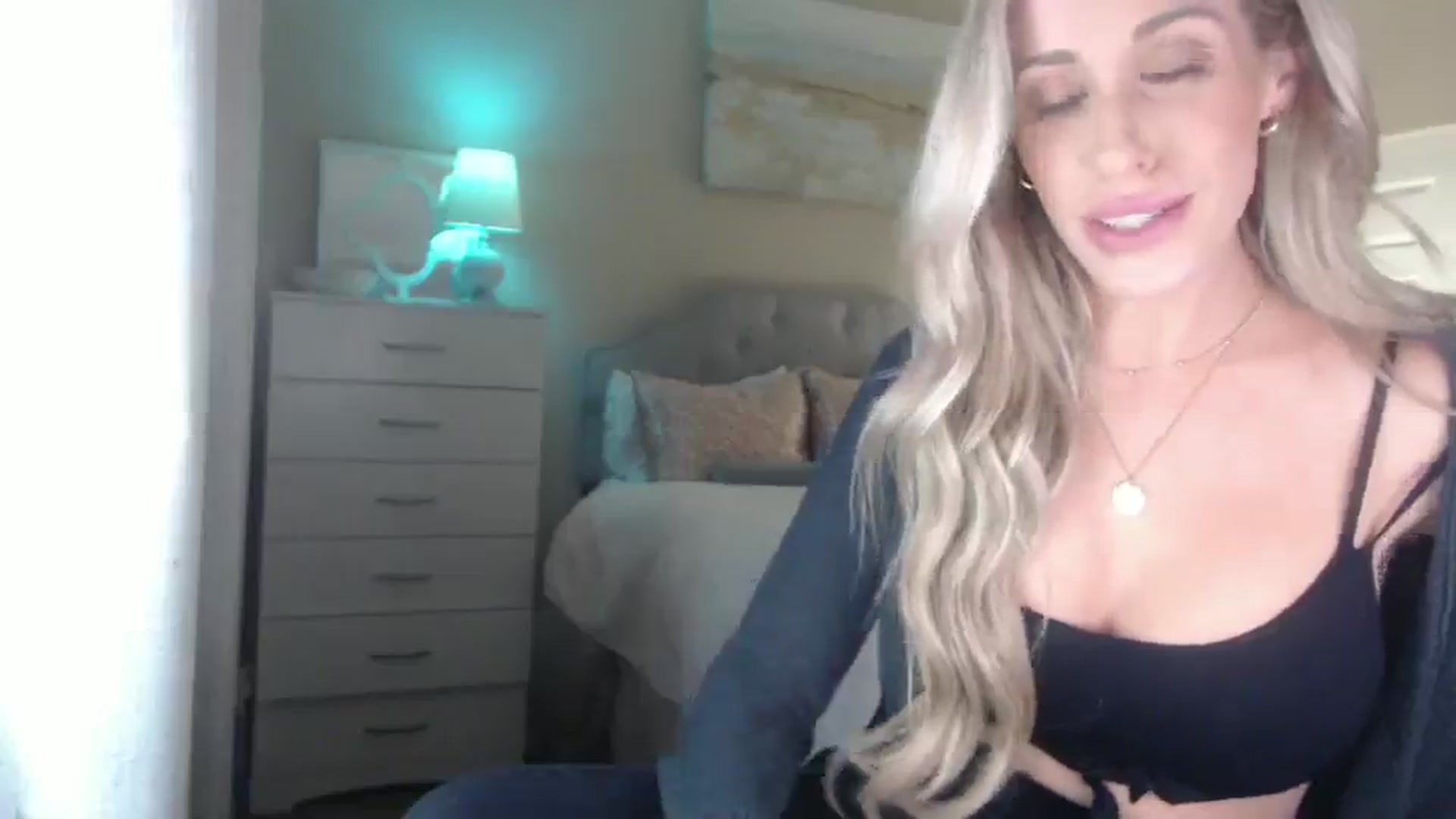 Gallery image thumbnail from Queen_bambii's myfreecams stream on, 11/30/2024, 08:50 image 3 of 20