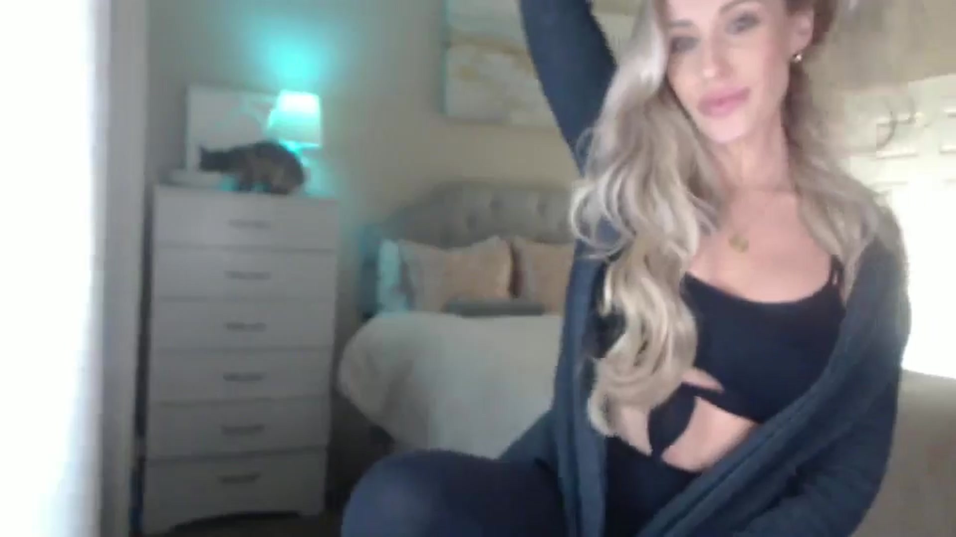 Gallery image thumbnail from Queen_bambii's myfreecams stream on, 11/30/2024, 08:50 image 16 of 20