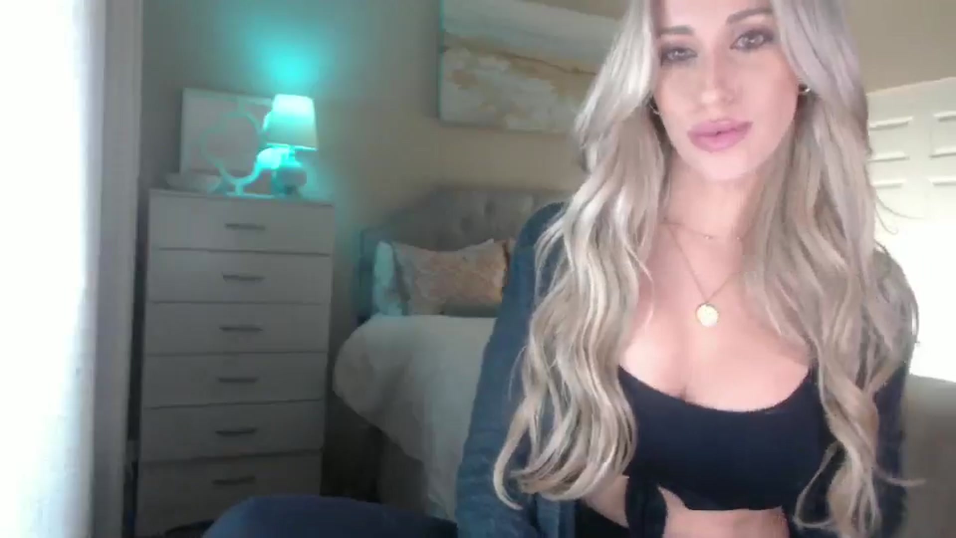 Gallery image thumbnail from Queen_bambii's myfreecams stream on, 11/30/2024, 08:50 image 8 of 20