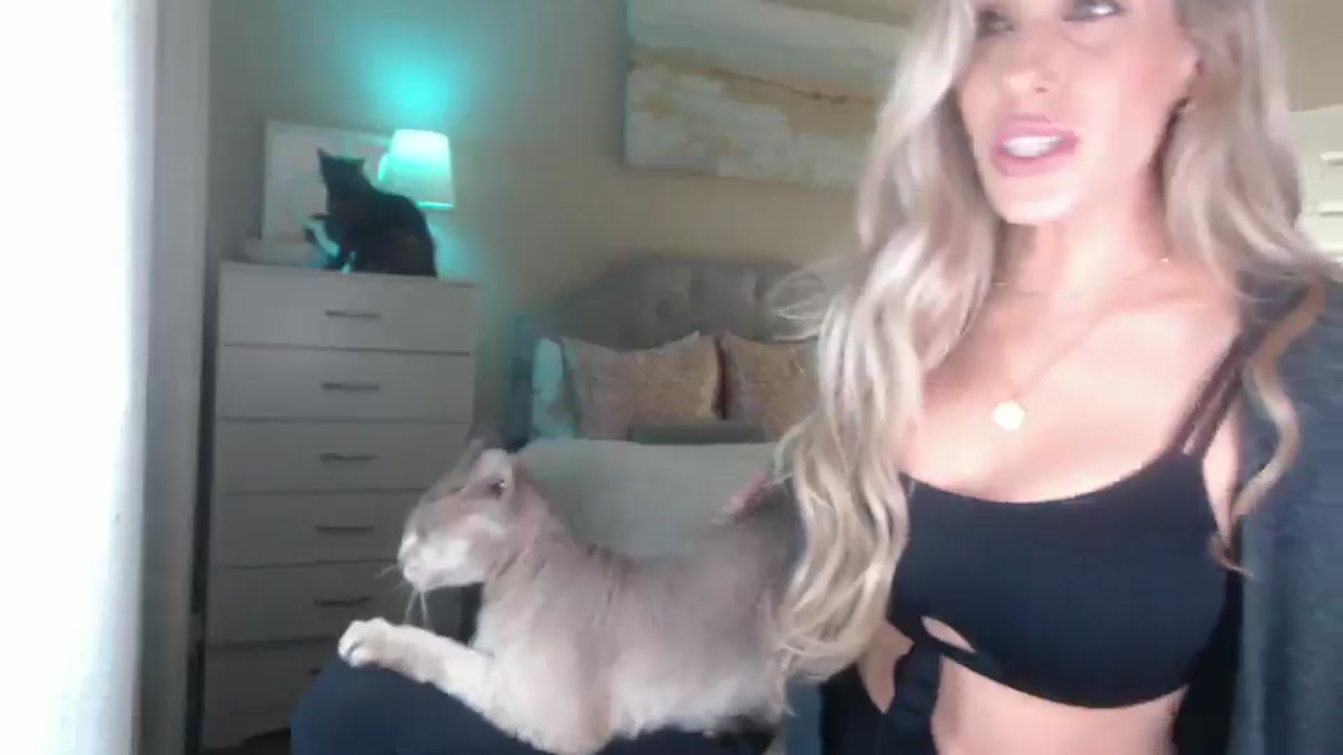 Gallery image thumbnail from Queen_bambii's myfreecams stream on, 11/30/2024, 08:50 image 14 of 20