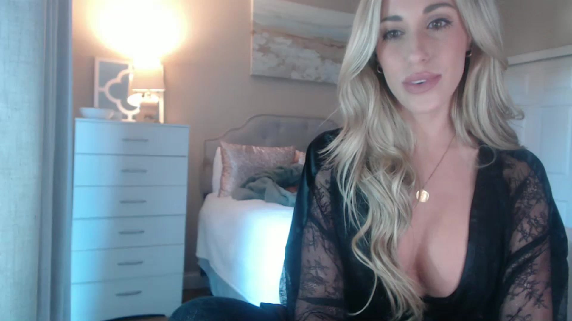 Gallery image thumbnail from Queen_bambii's myfreecams stream on, 12/13/2024, 23:12 image 4 of 20