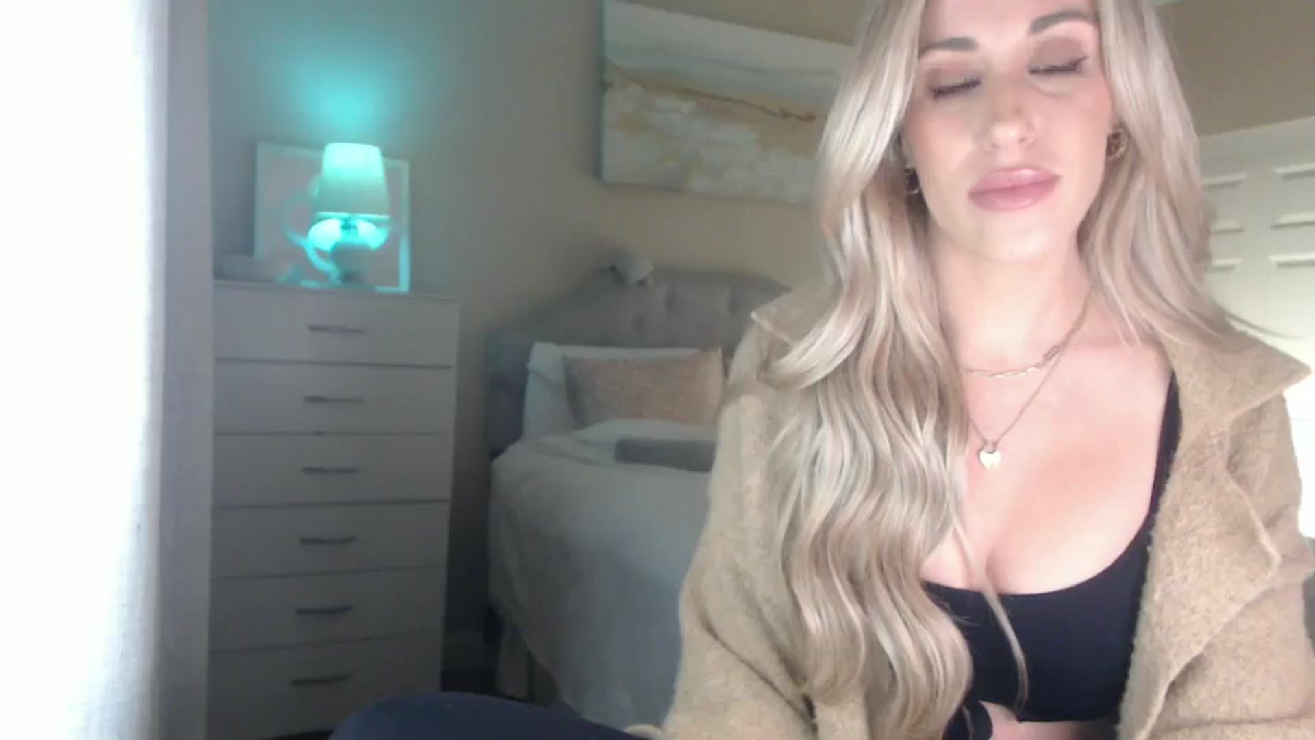 Gallery image thumbnail from Queen_bambii's myfreecams stream on, 01/08/2025, 06:41 image 10 of 20