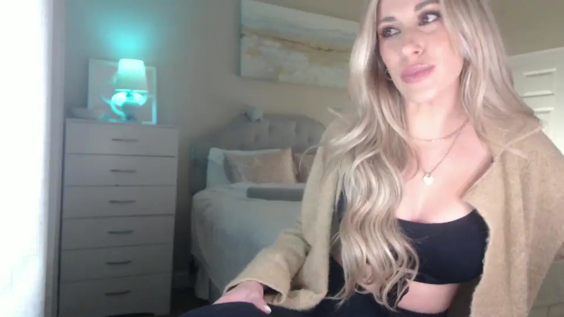 Gallery image thumbnail from Queen_bambii's myfreecams stream on, 01/08/2025, 06:41 image 14 of 20