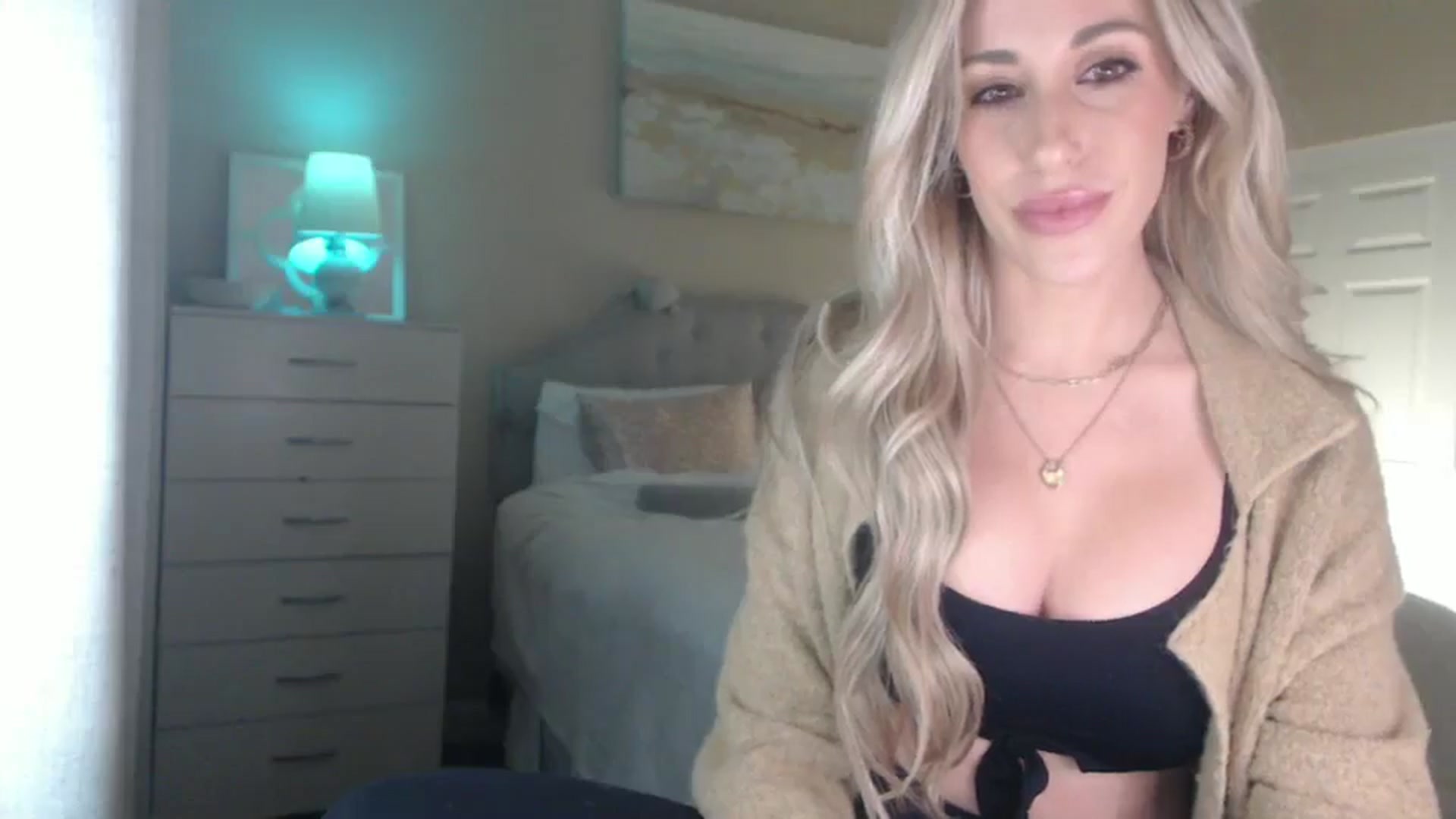 Gallery image thumbnail from Queen_bambii's myfreecams stream on, 01/08/2025, 06:41 image 16 of 20