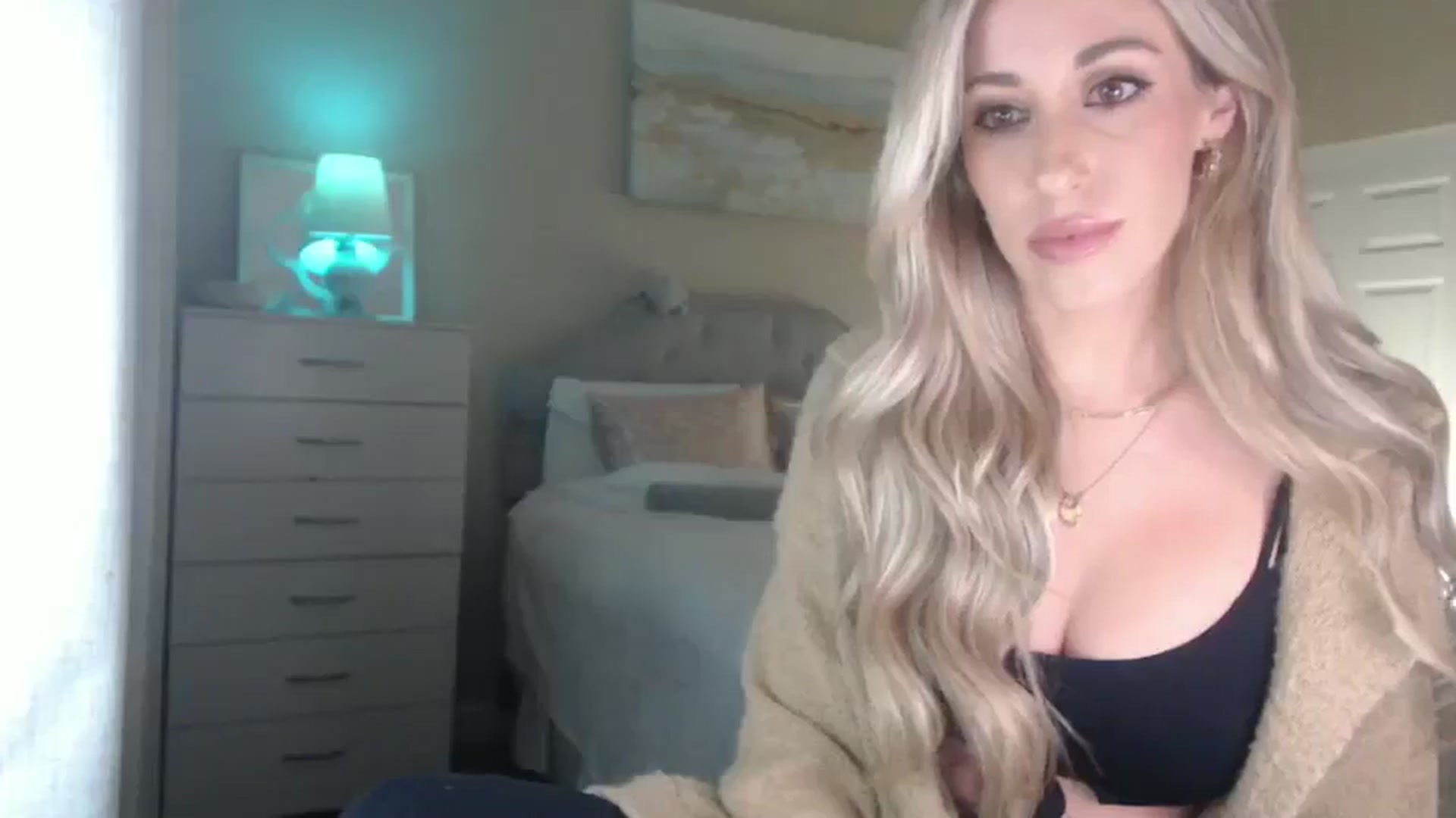 Gallery image thumbnail from Queen_bambii's myfreecams stream on, 01/08/2025, 06:41 image 11 of 20