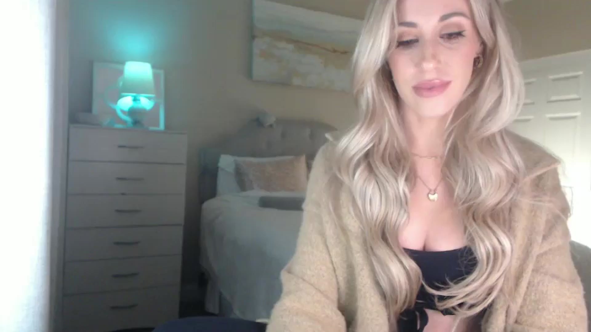 Gallery image thumbnail from Queen_bambii's myfreecams stream on, 01/08/2025, 06:41 image 17 of 20