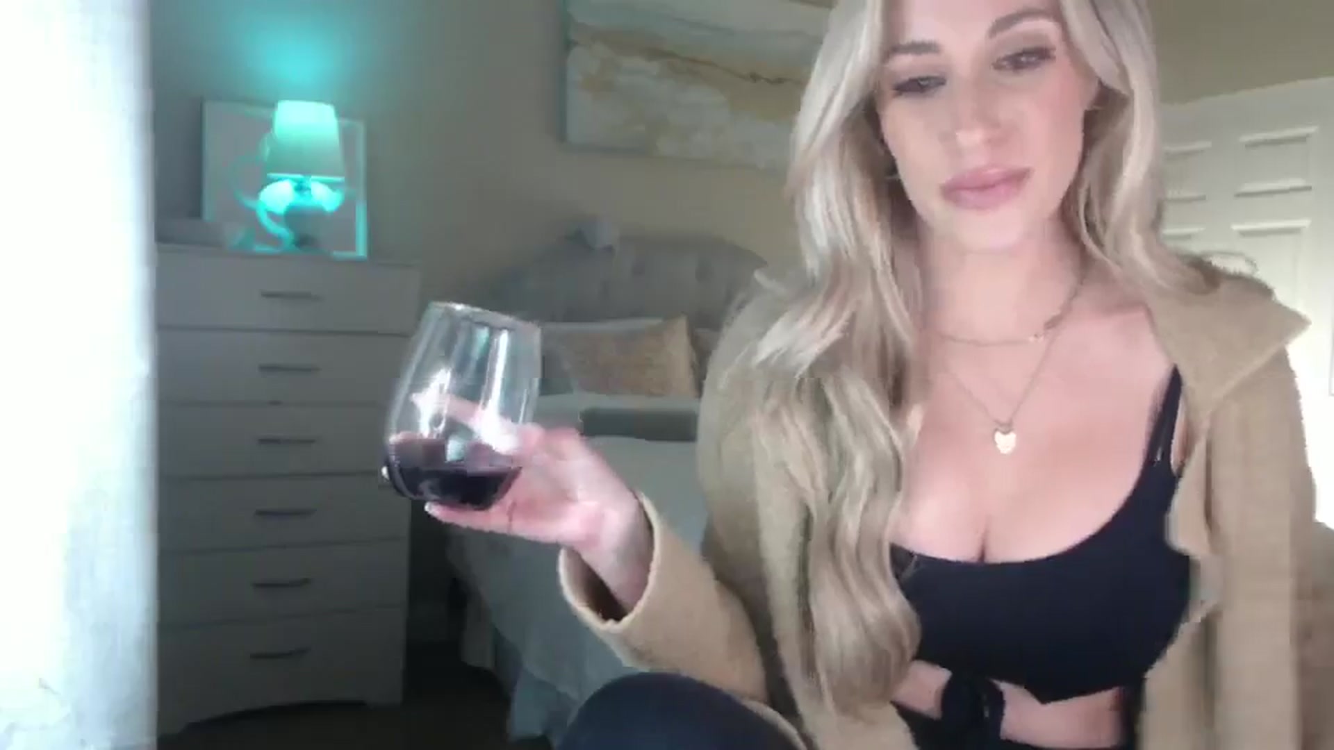 Gallery image thumbnail from Queen_bambii's myfreecams stream on, 01/08/2025, 08:41 image 4 of 20