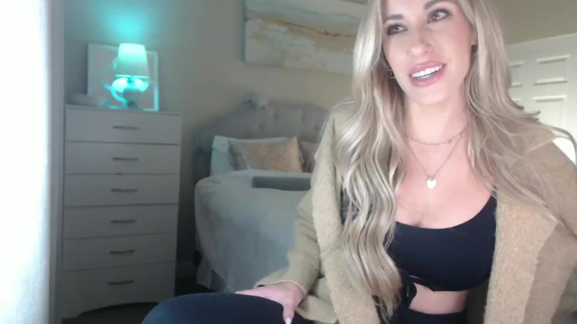 Gallery image thumbnail from Queen_bambii's myfreecams stream on, 01/08/2025, 08:41 image 7 of 20